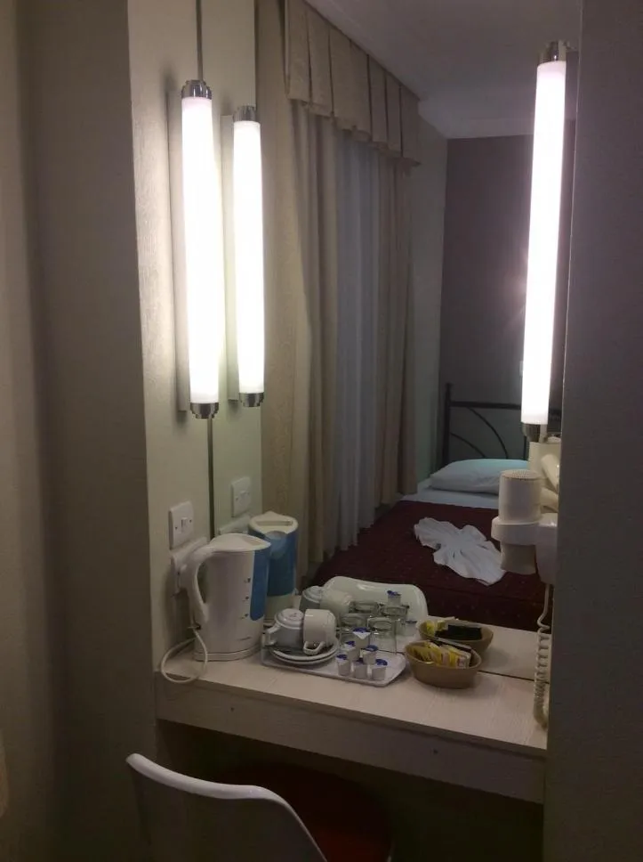 Bedroom, Bed in Central Hotel