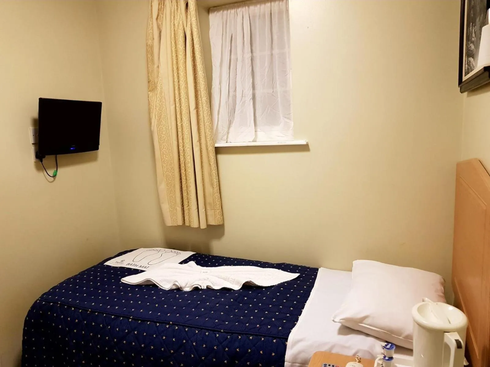 Property building, Bed in Central Hotel