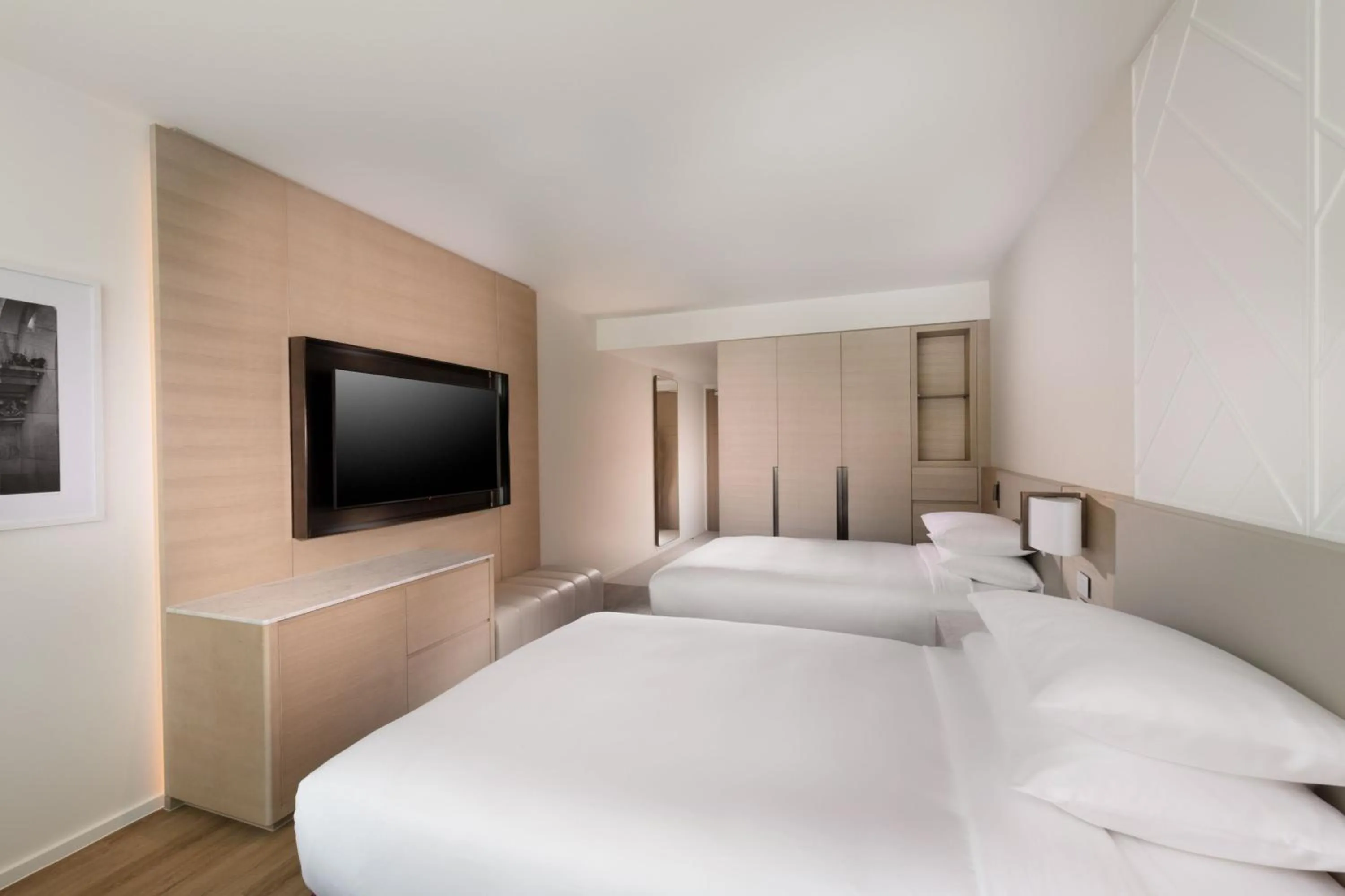 Photo of the whole room, Bed in Adelaide Marriott Hotel