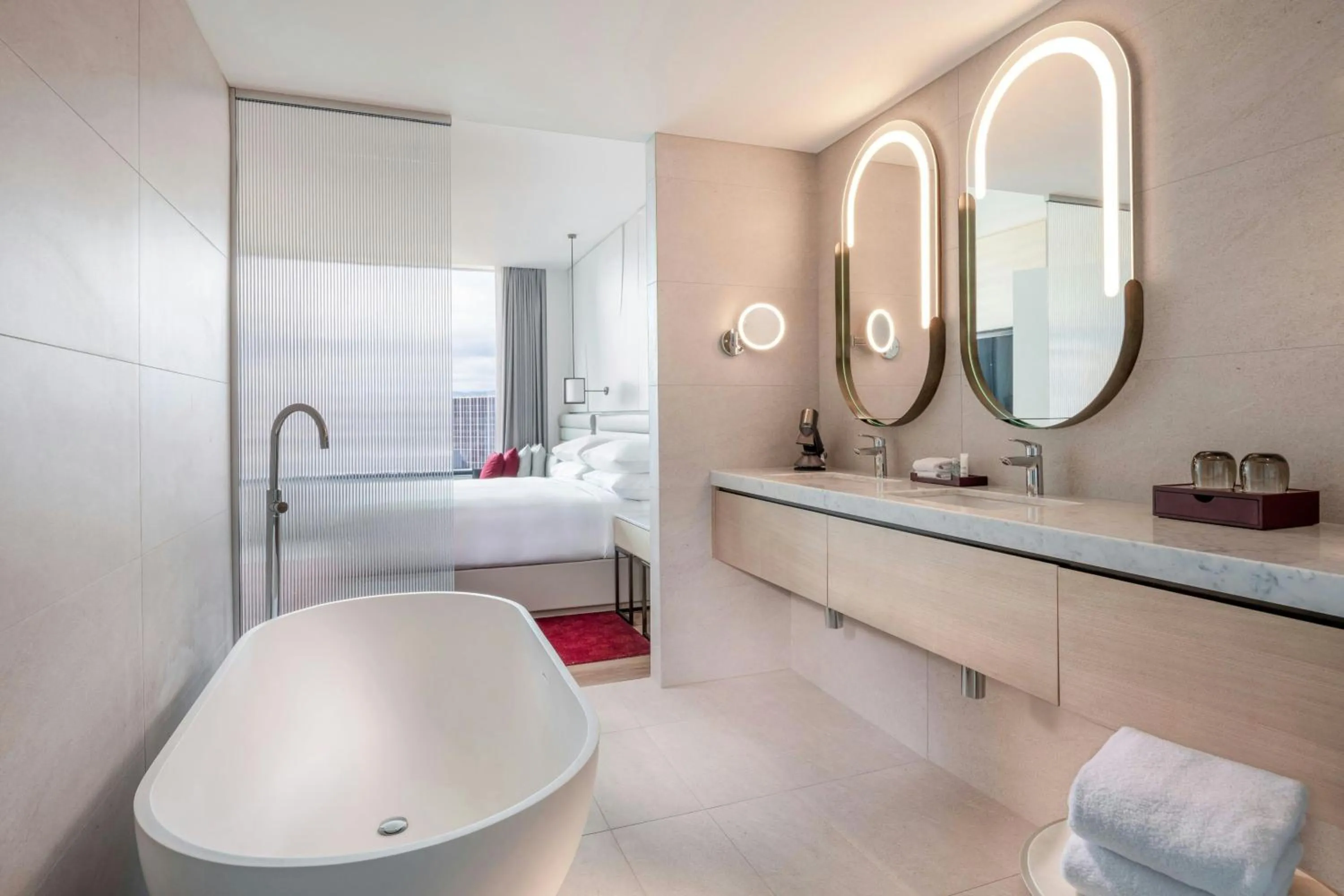 Bathroom, Bed in Adelaide Marriott Hotel