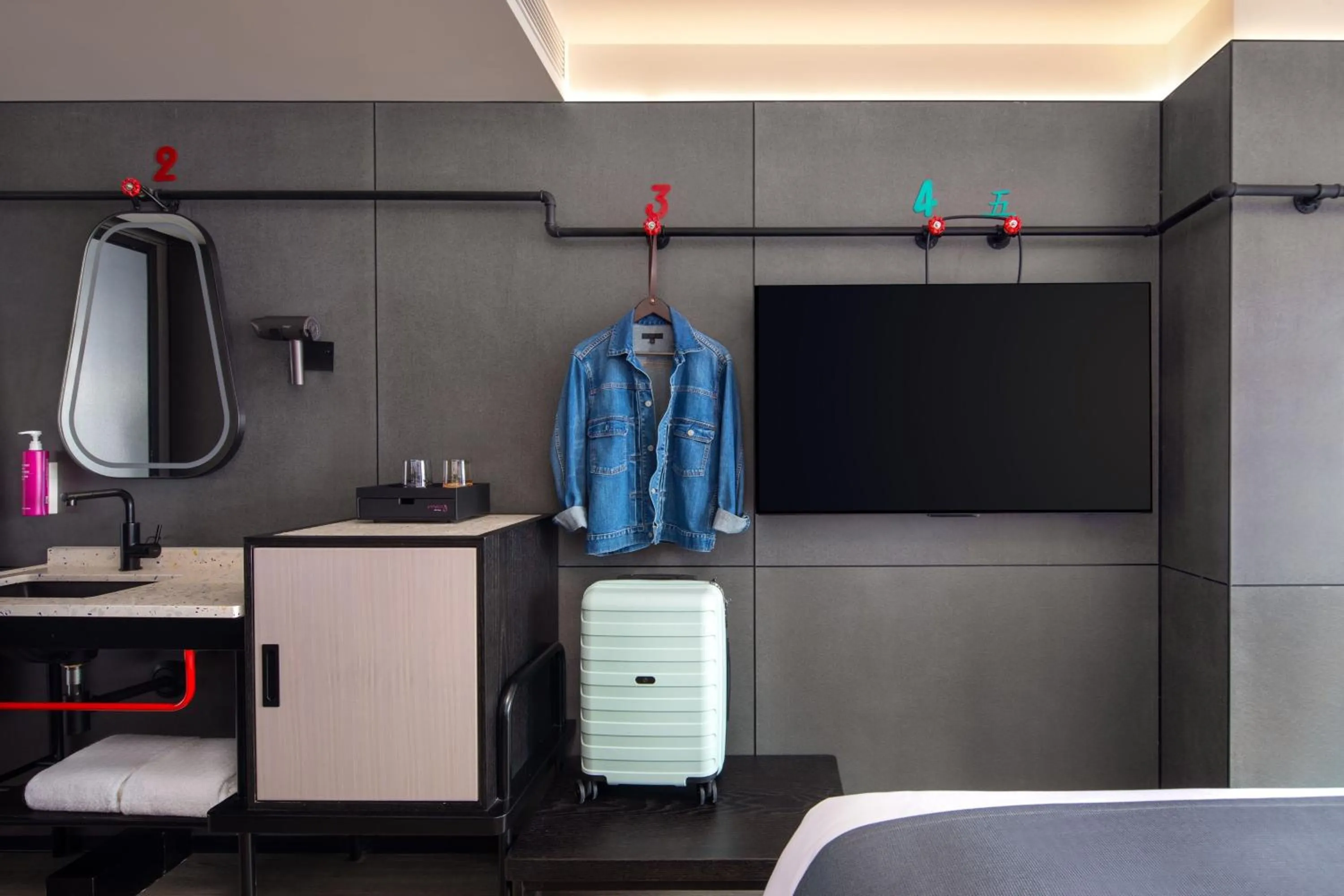 Bathroom, Bed in Moxy Chongqing