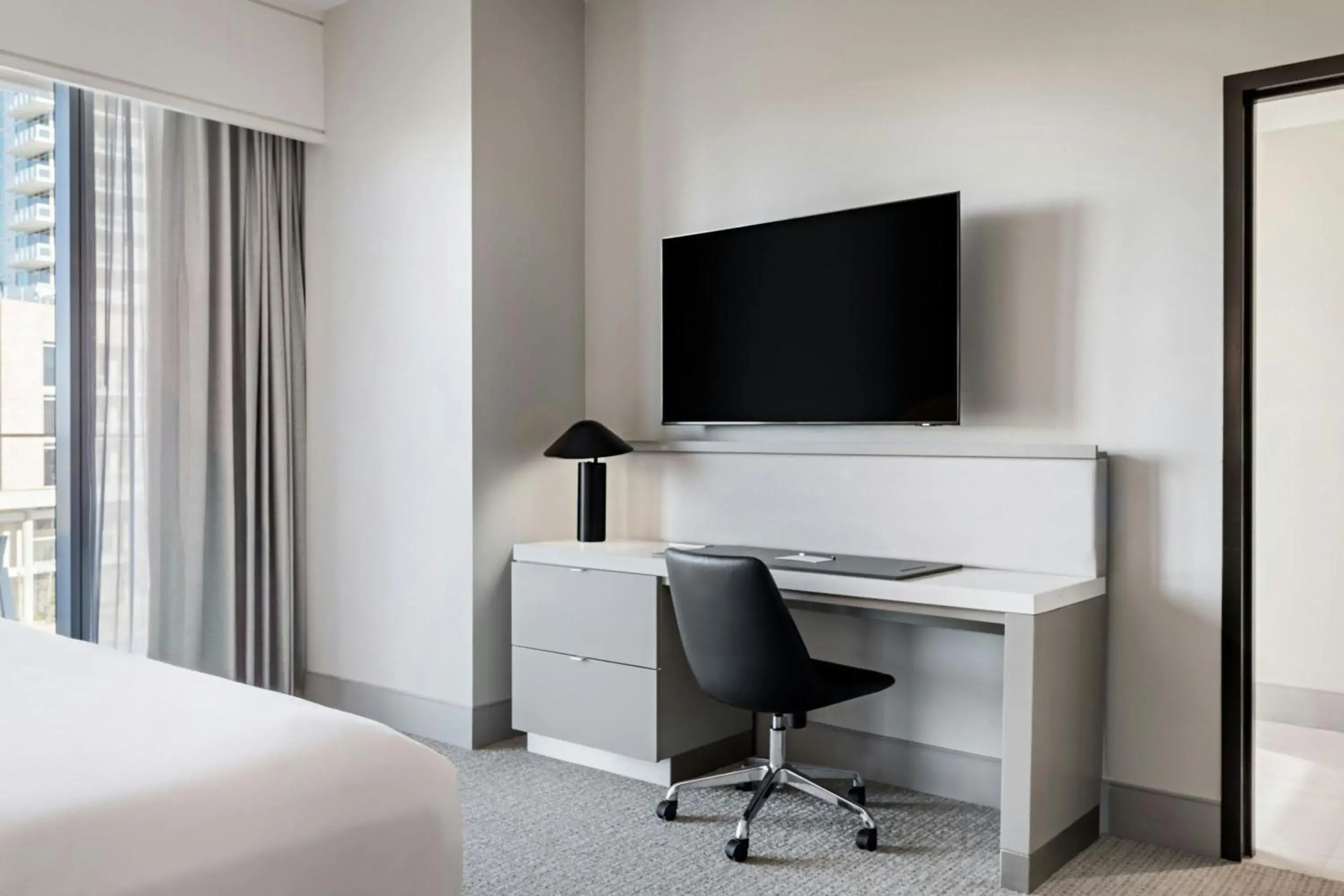 Photo of the whole room, Bed in HALL Park Hotel, Autograph Collection Photo of the whole room, Bed in HALL Park Hotel, Autograph Collection