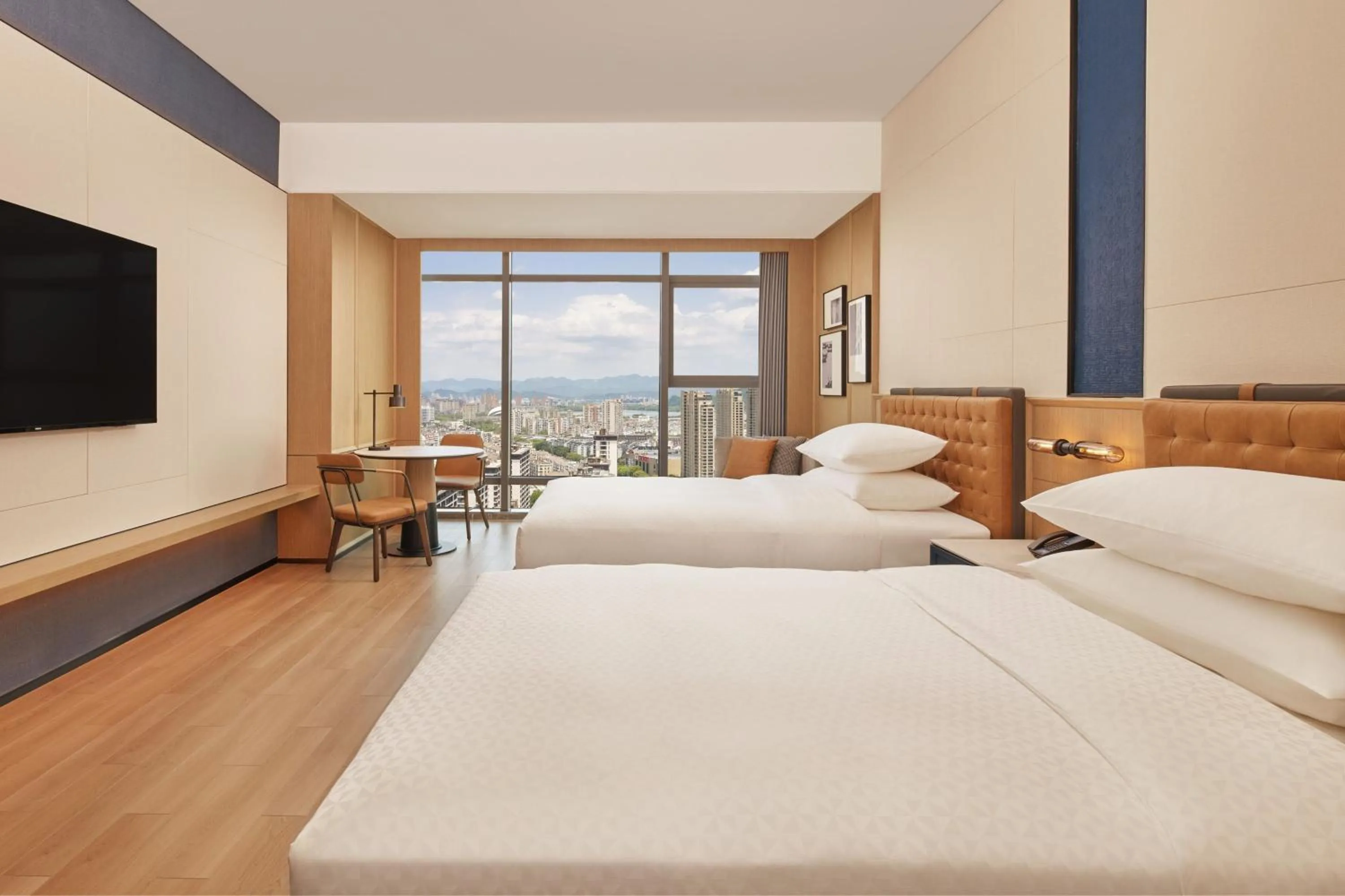 Photo of the whole room, Bed in Four Points by Sheraton Linhai