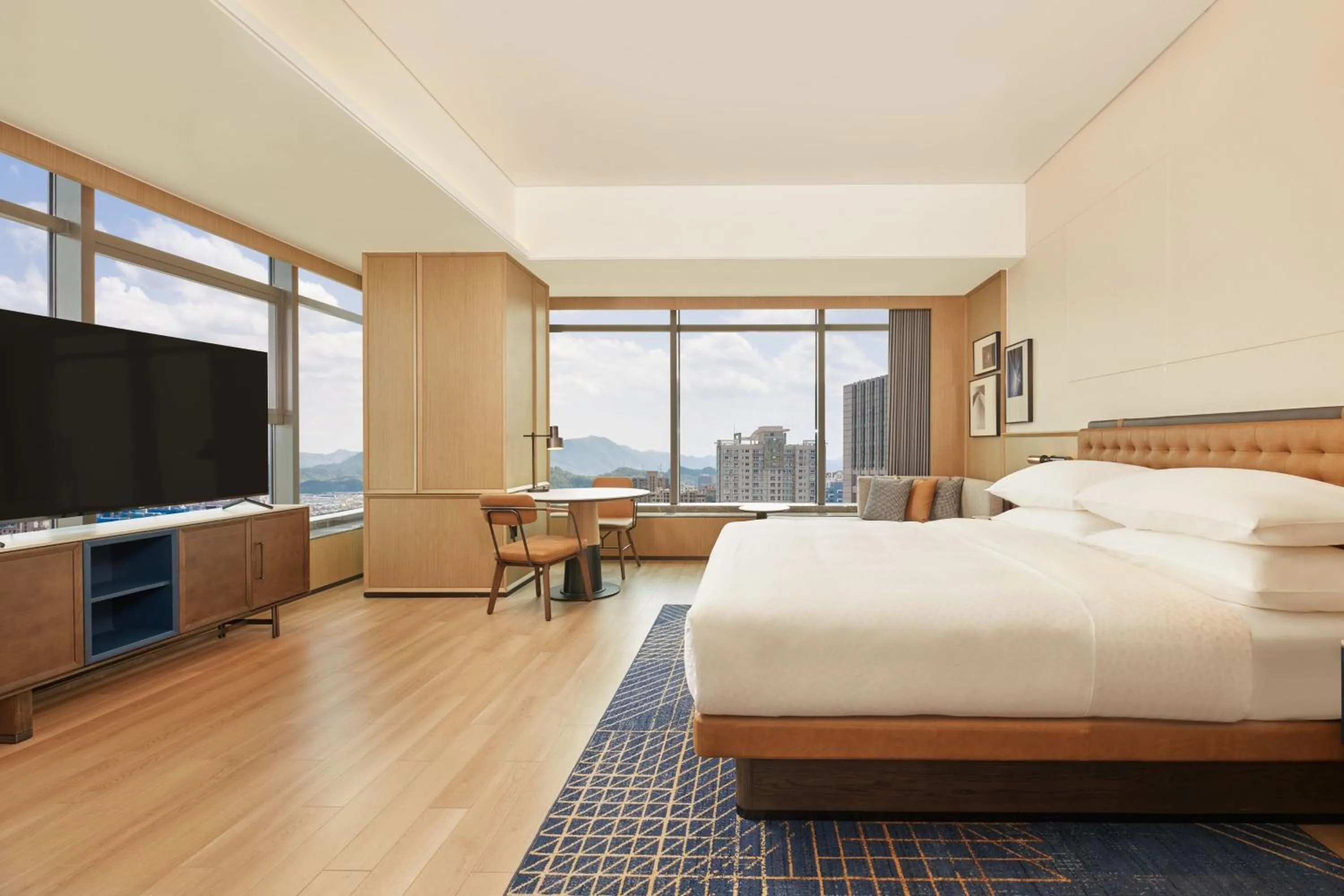 Photo of the whole room, Bed in Four Points by Sheraton Linhai