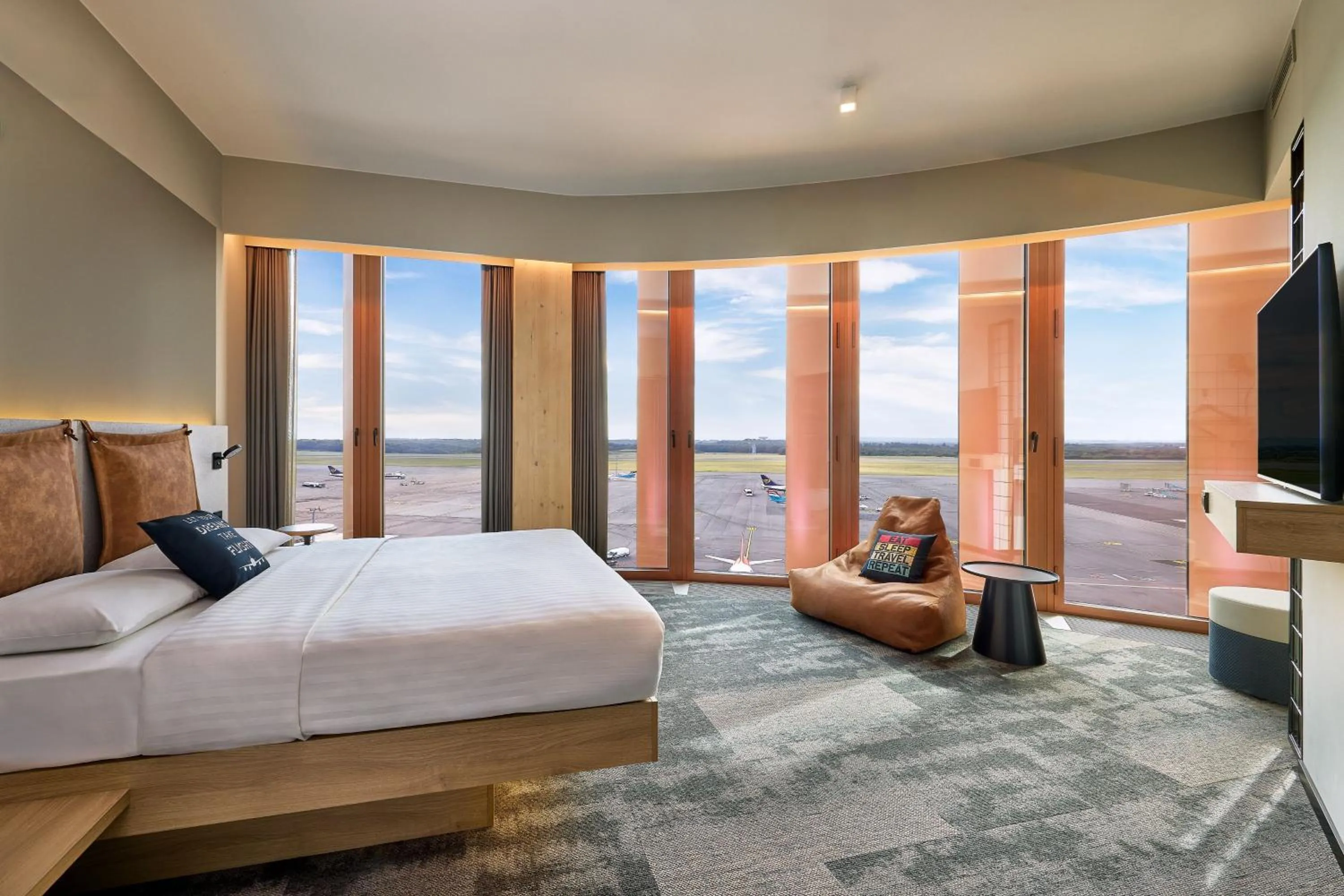 Photo of the whole room, Bed in Moxy Luxembourg Airport