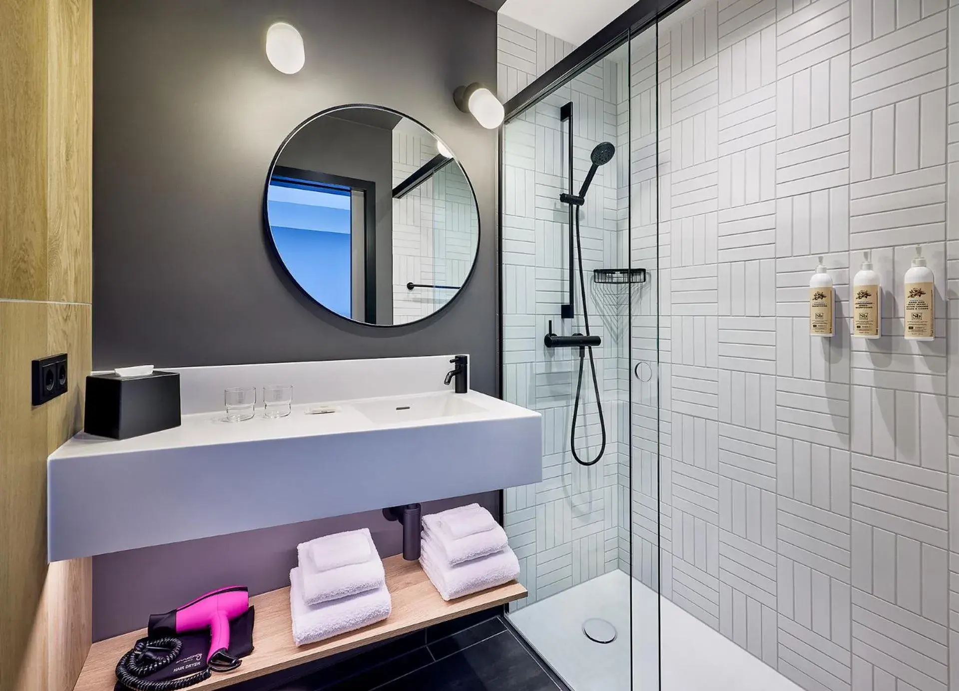 Standard Queen Room - Airfield in Moxy Luxembourg Airport Standard Queen Room - Airfield in Moxy Luxembourg Airport