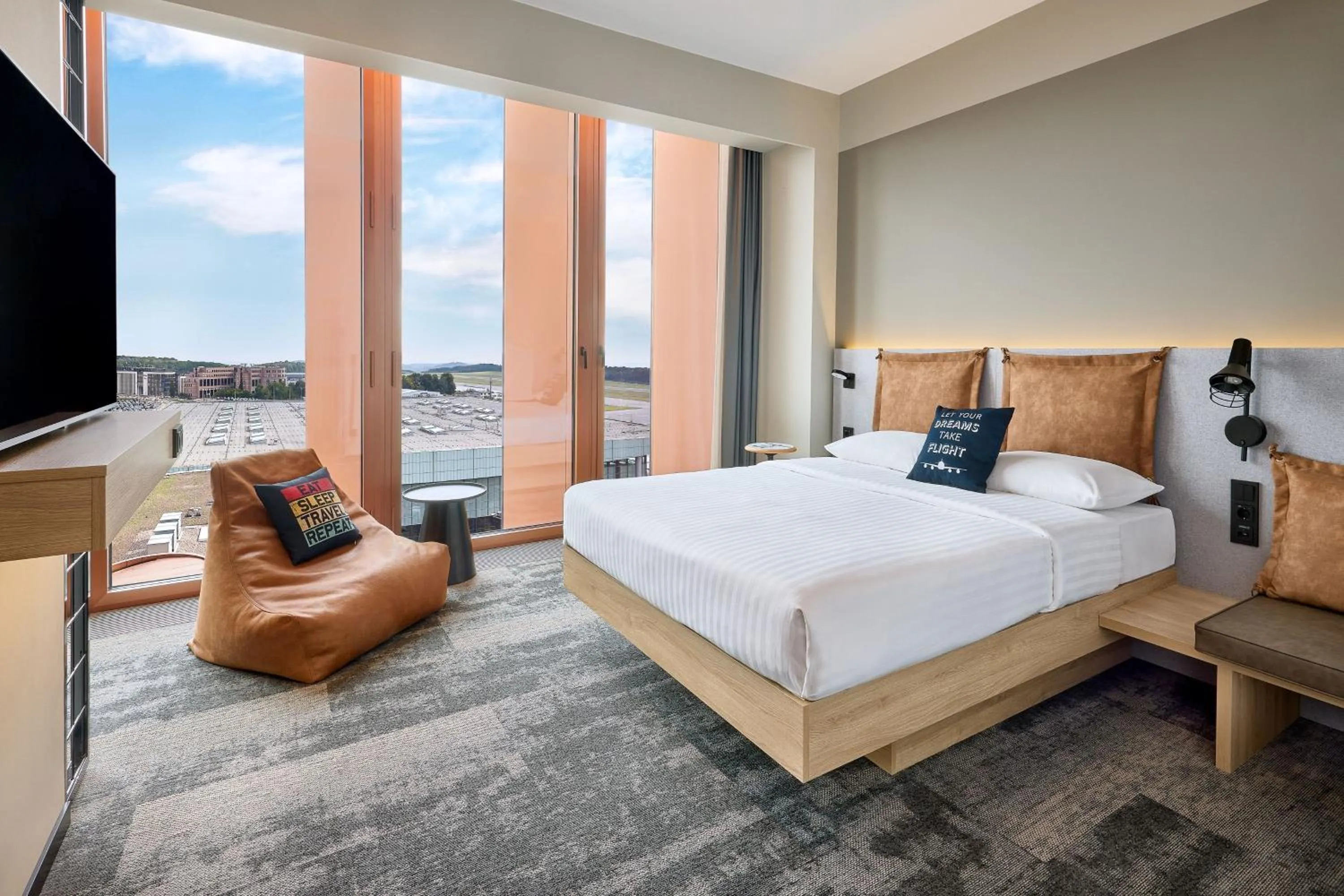 Photo of the whole room, Bed in Moxy Luxembourg Airport