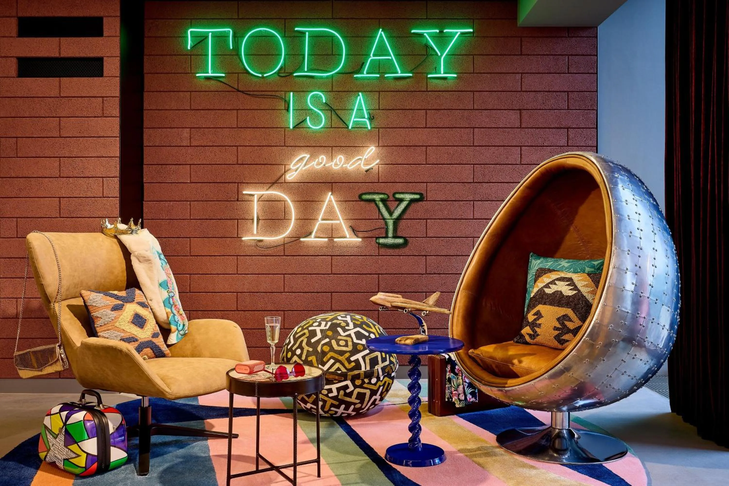 Restaurant/places to eat in Moxy Luxembourg Airport