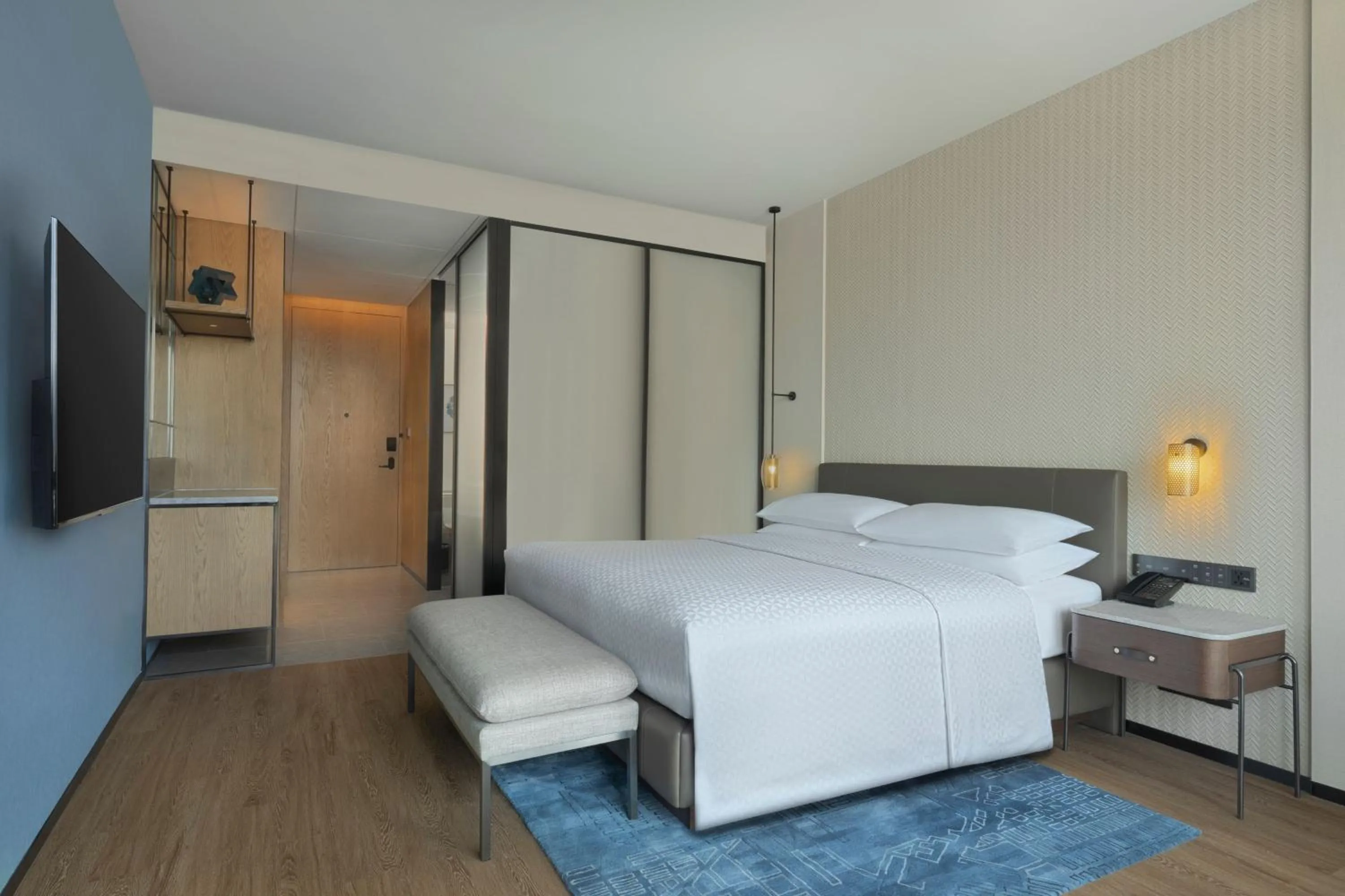 Photo of the whole room, Bed in Four Points by Sheraton Yantai