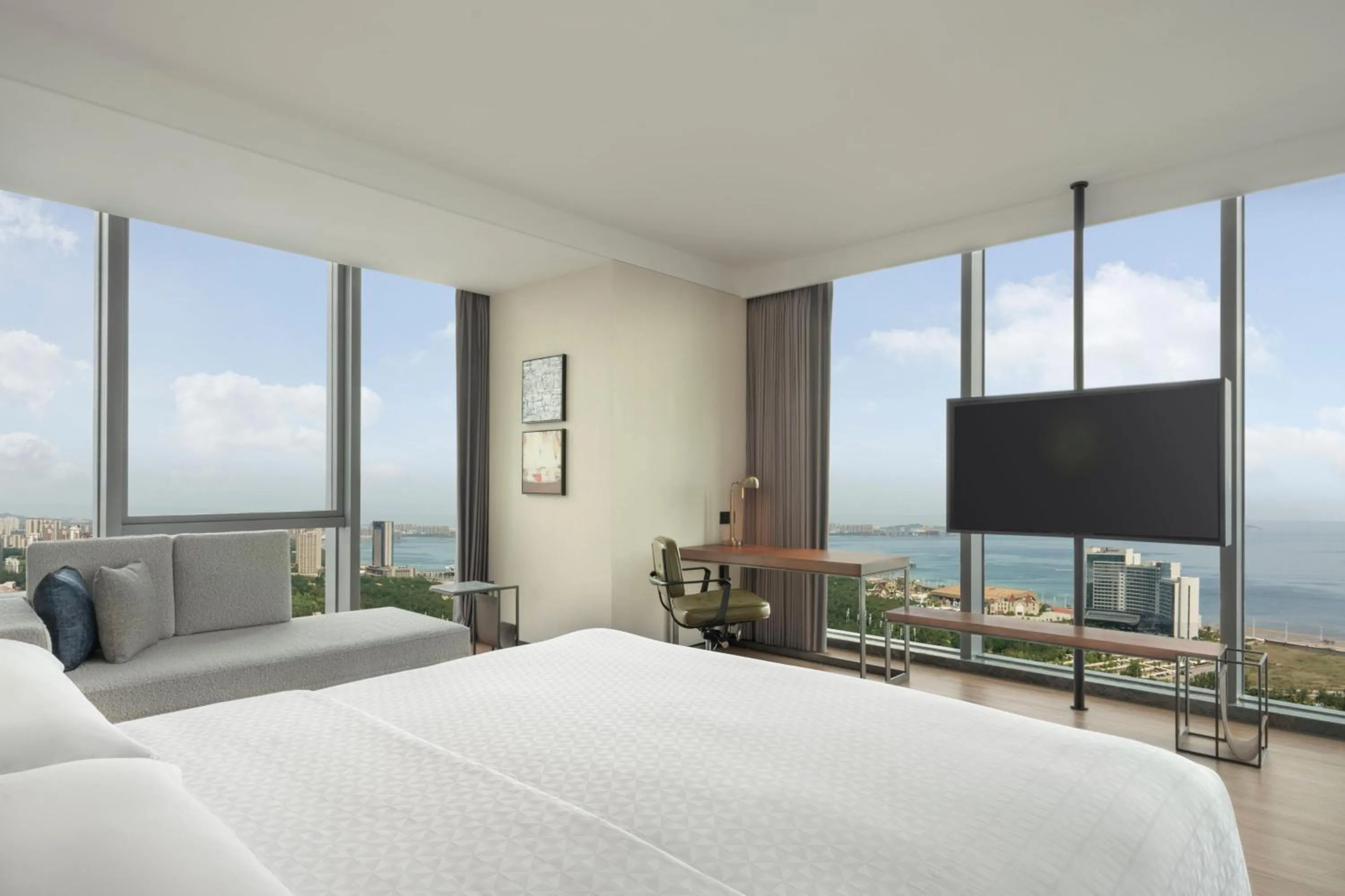 Photo of the whole room, Bed in Four Points by Sheraton Yantai