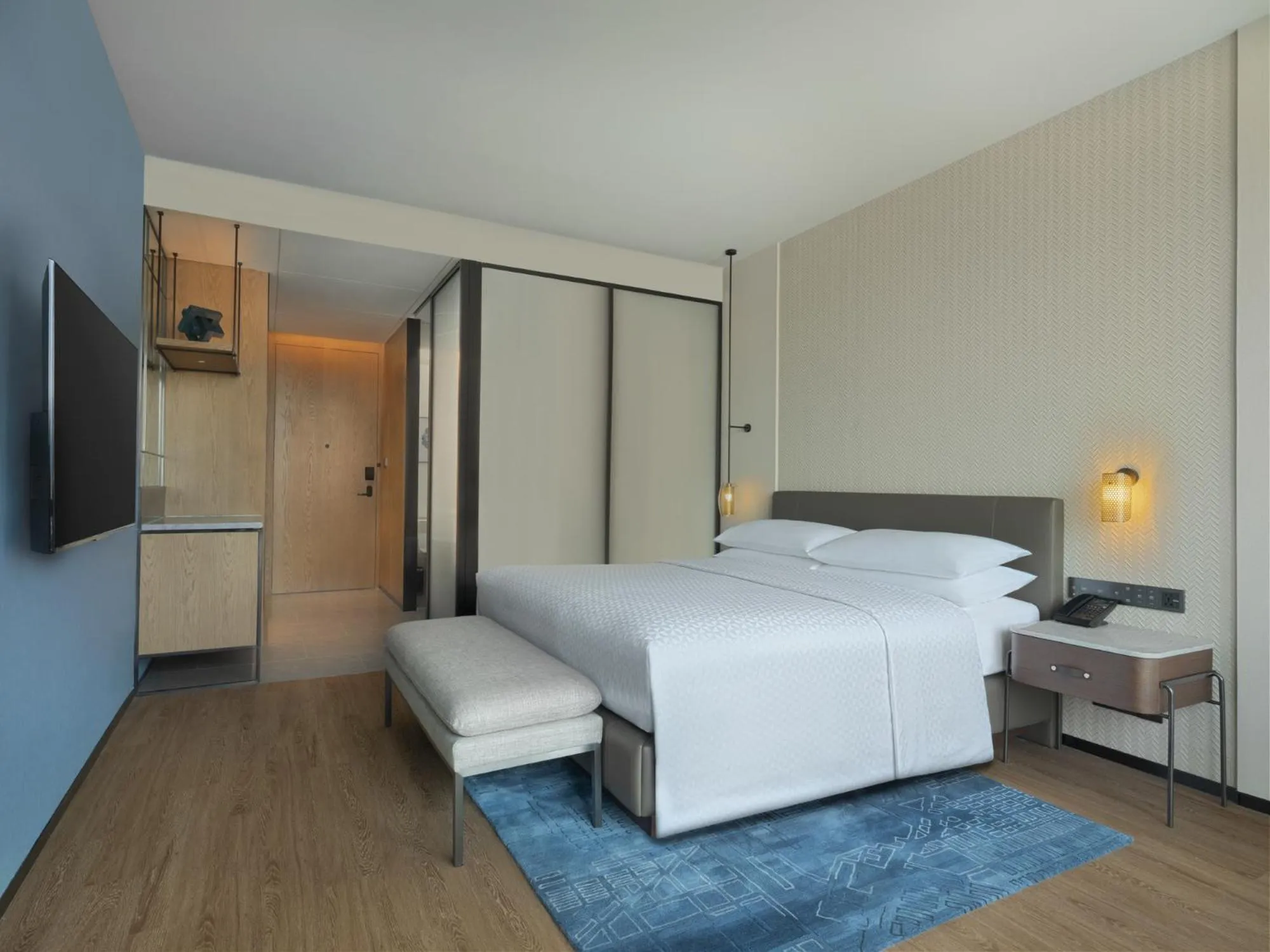 Photo of the whole room, Bed in Four Points by Sheraton Yantai