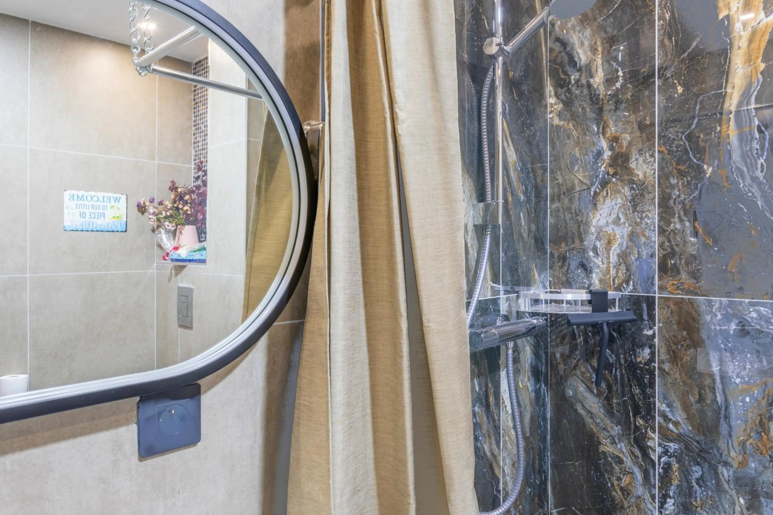 Shower in ADIRA Marseille Montgrand 2 étoiles