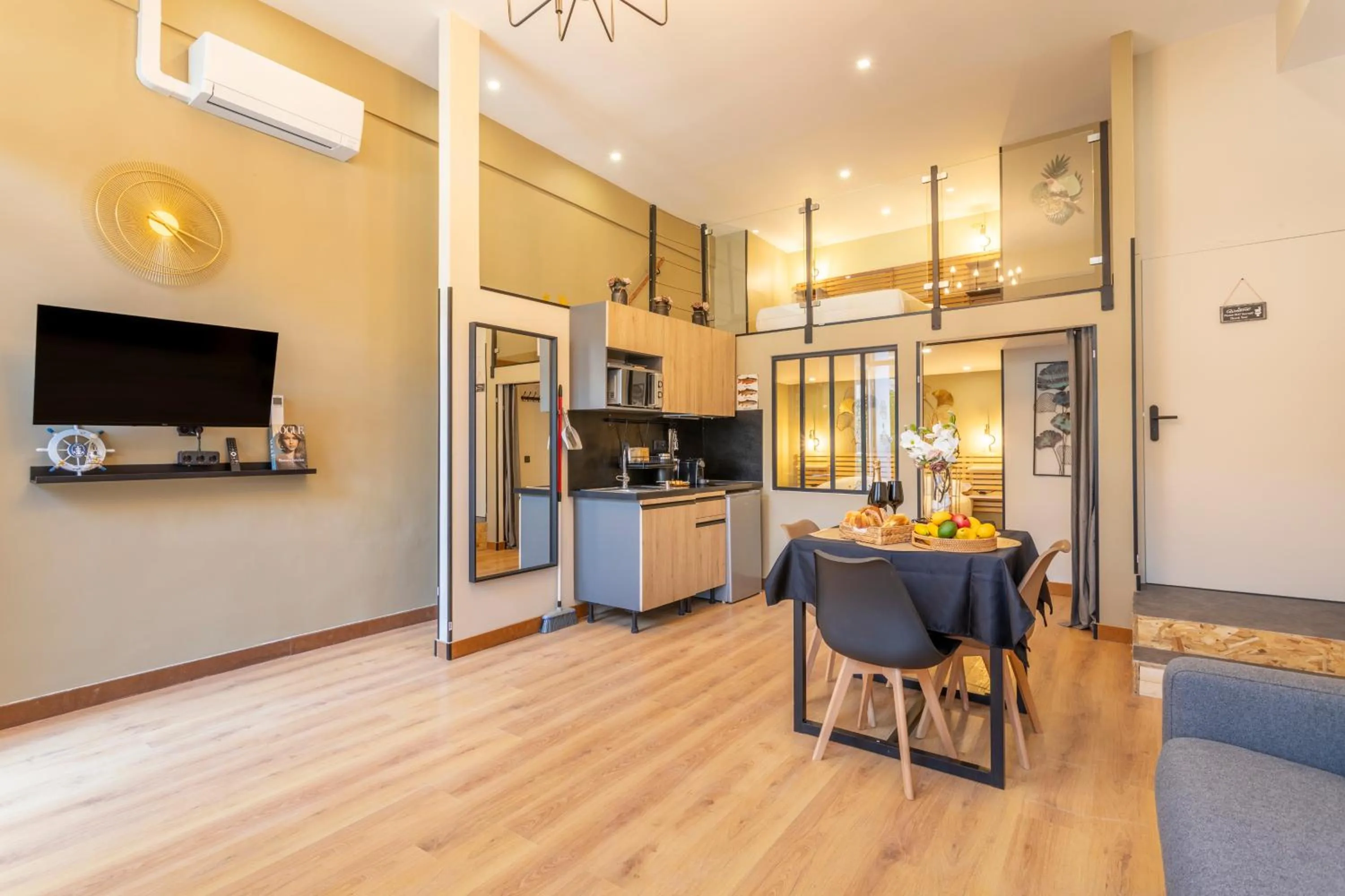 Communal lounge/ TV room in ADIRA Marseille Montgrand 2 étoiles