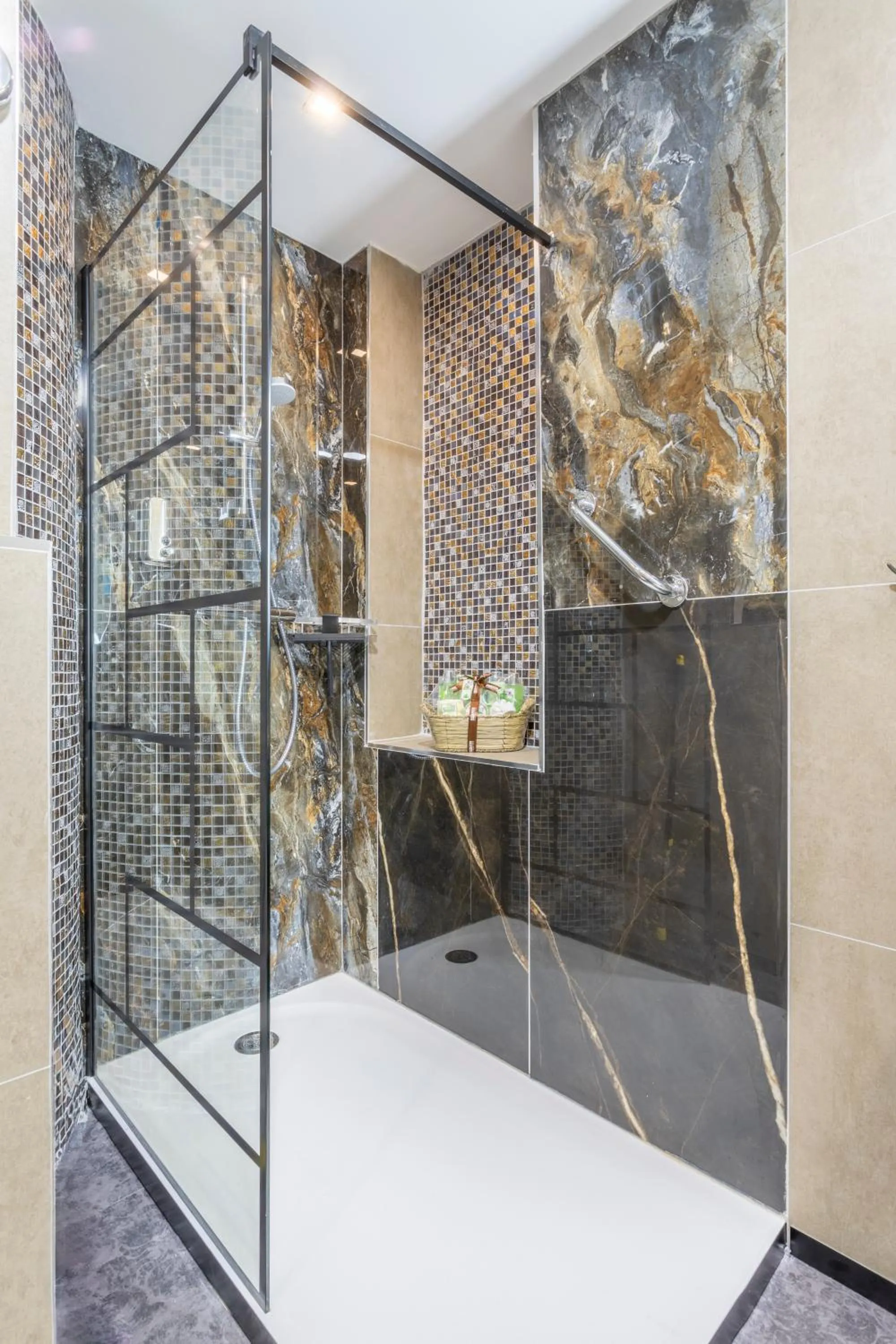 Shower in ADIRA Marseille Montgrand 2 étoiles