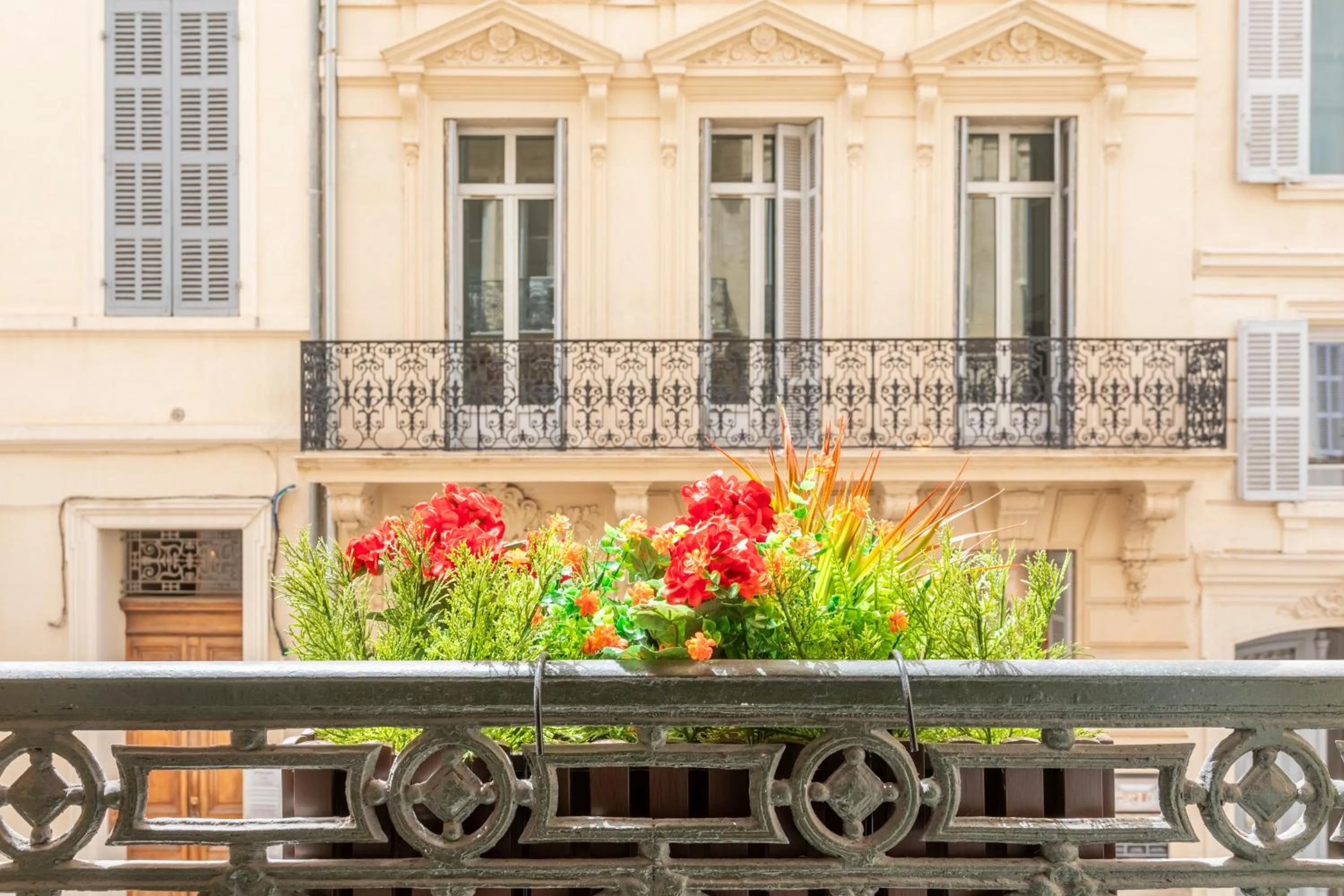 Property building in ADIRA Marseille Montgrand 2 étoiles