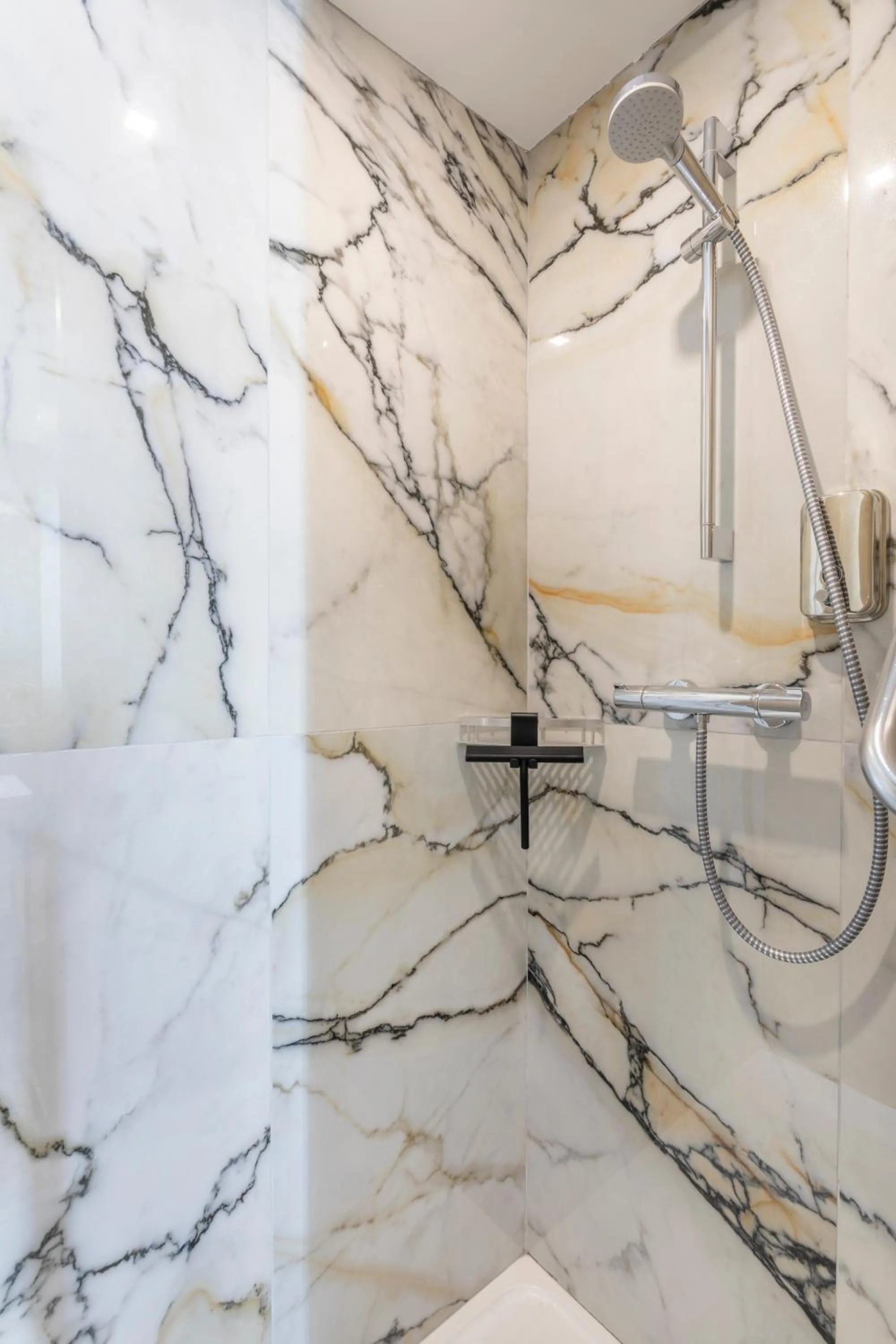 Shower in ADIRA Marseille Montgrand 2 étoiles