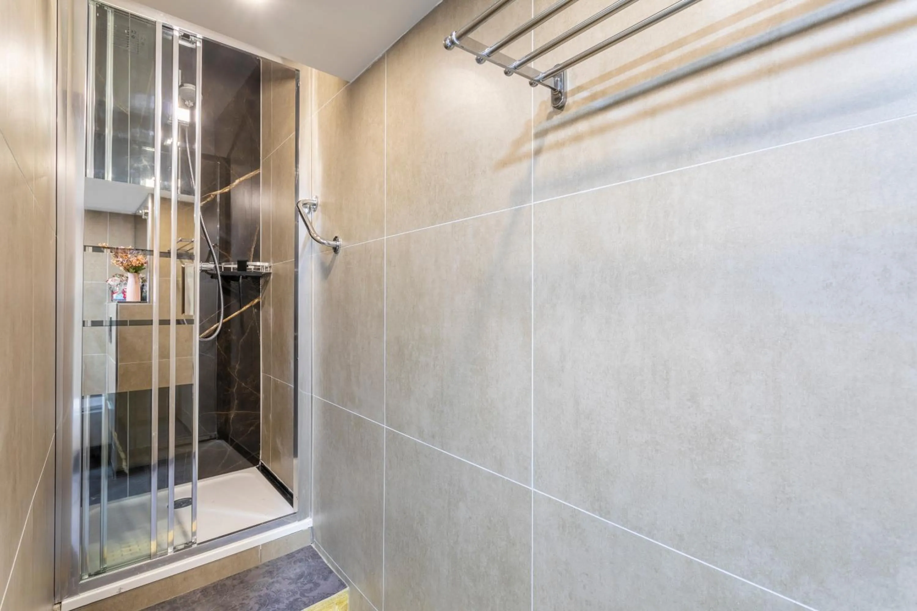 Shower in ADIRA Marseille Montgrand 2 étoiles