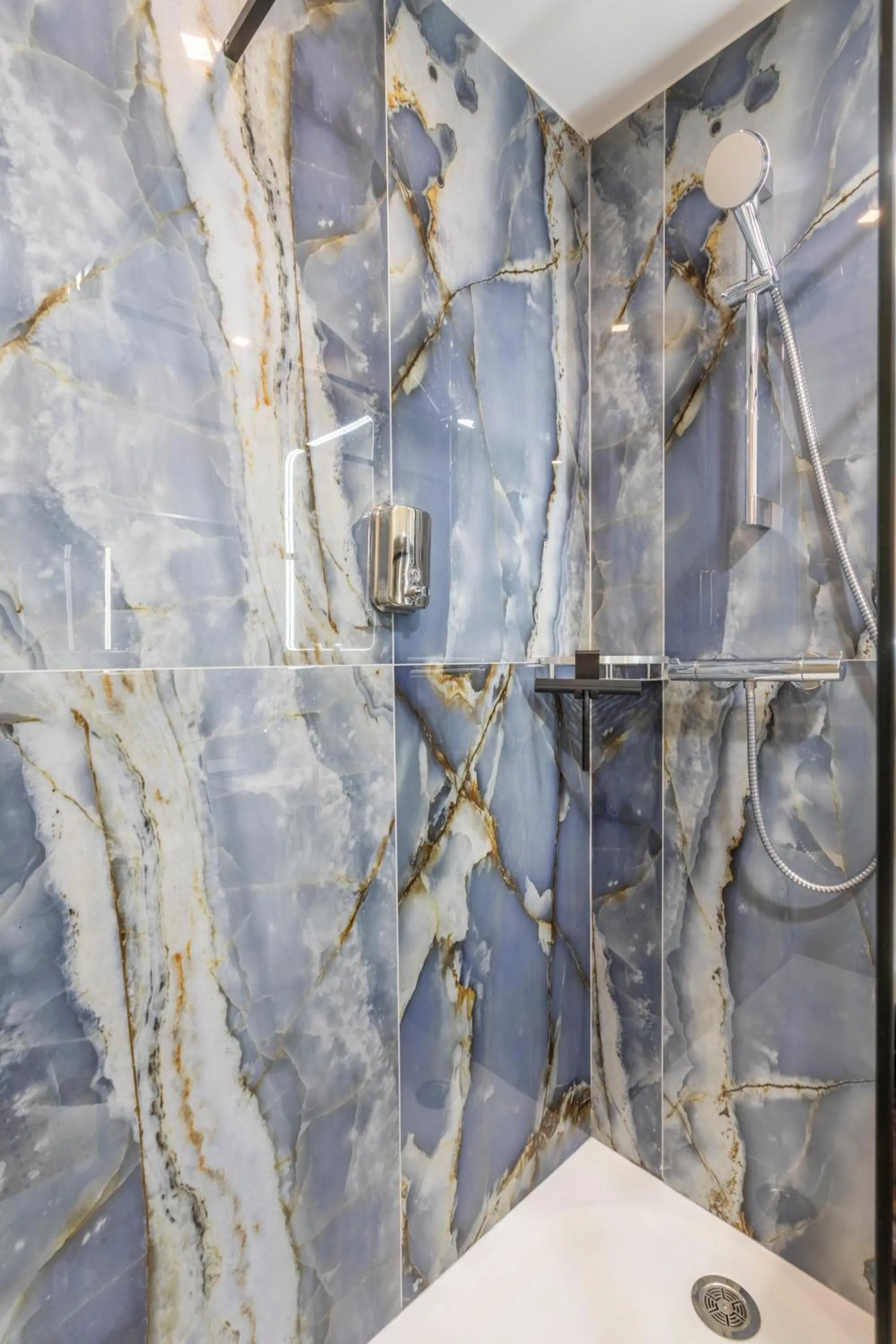 Shower in ADIRA Marseille Montgrand 2 étoiles