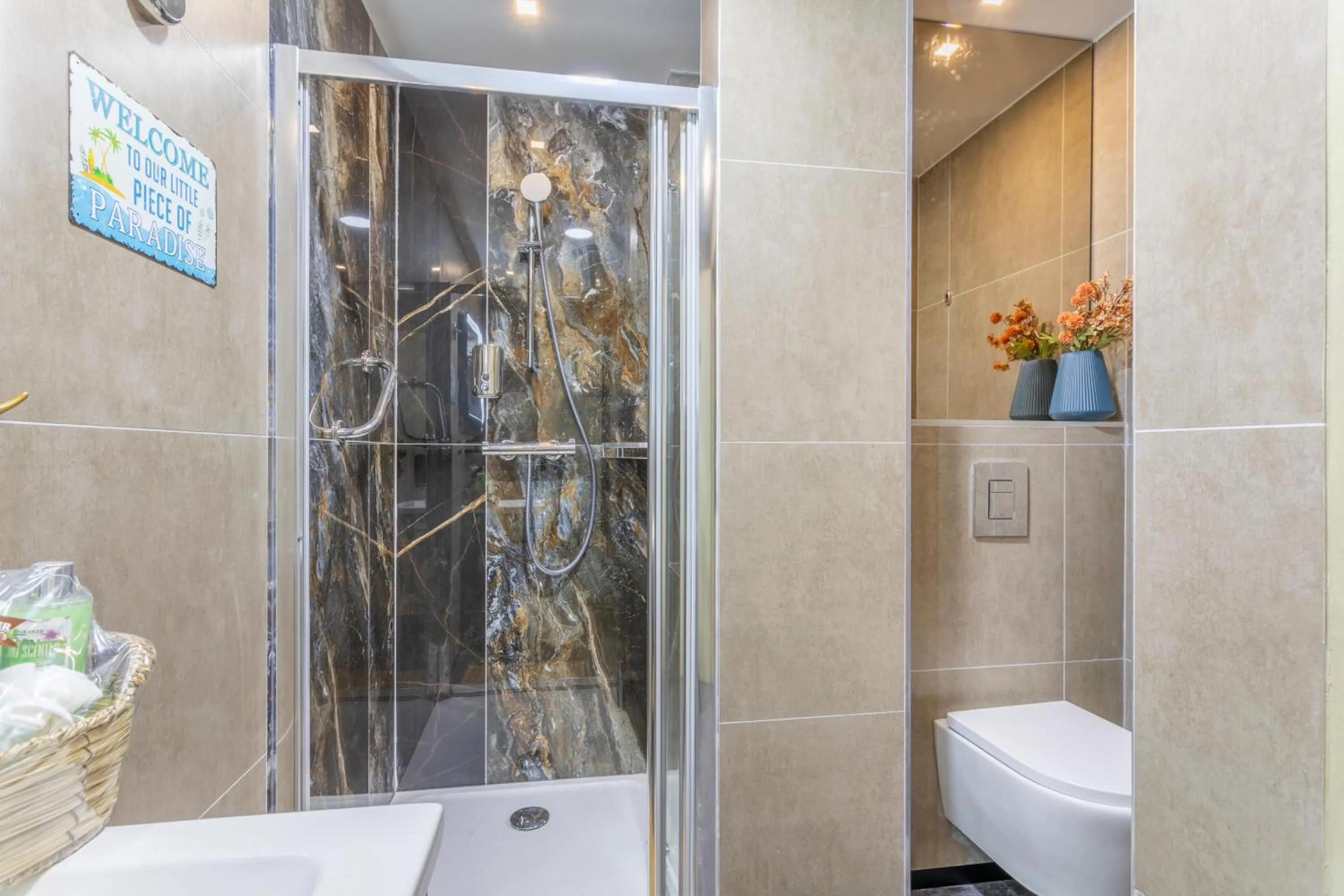 Shower in ADIRA Marseille Montgrand 2 étoiles