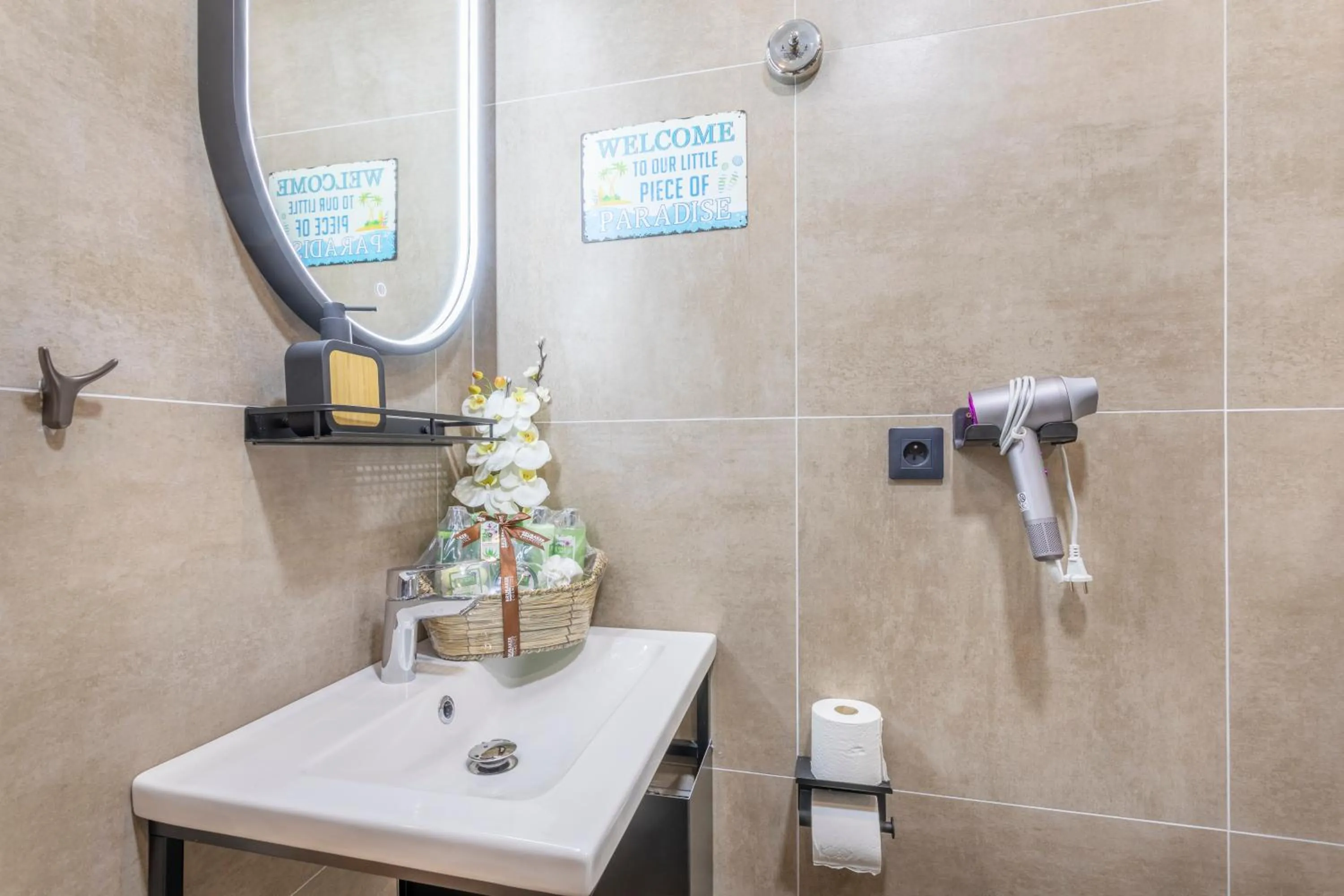 Shower in ADIRA Marseille Montgrand 2 étoiles