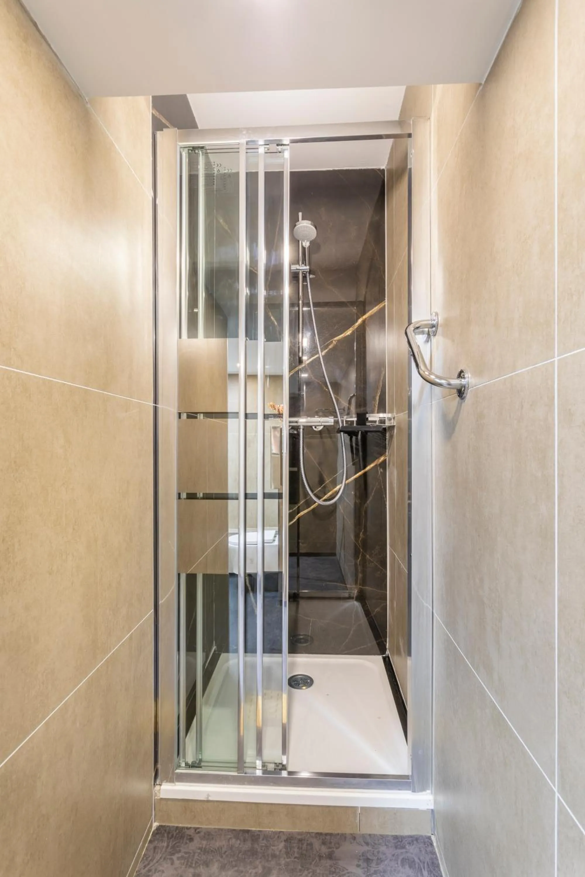 Shower in ADIRA Marseille Montgrand 2 étoiles