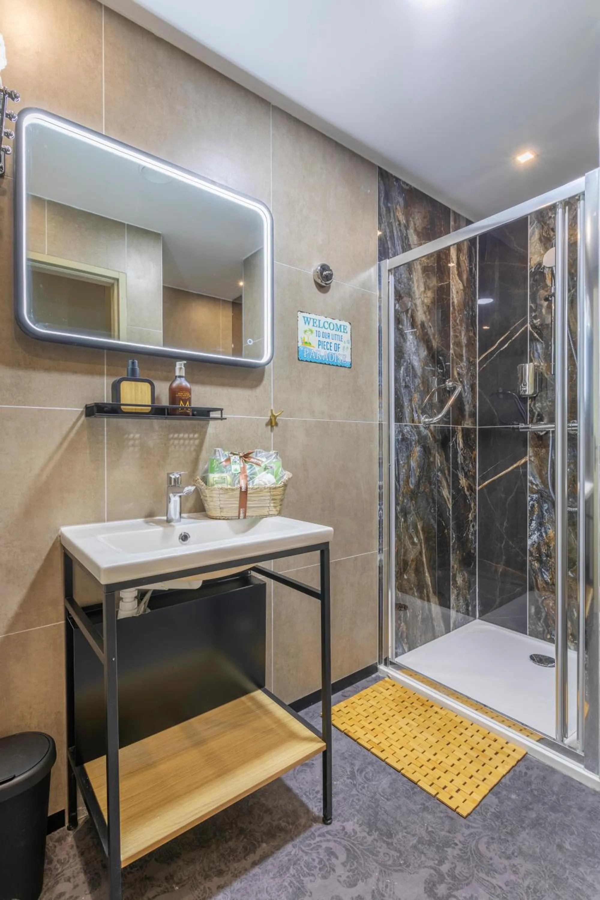 Shower in ADIRA Marseille Montgrand 2 étoiles