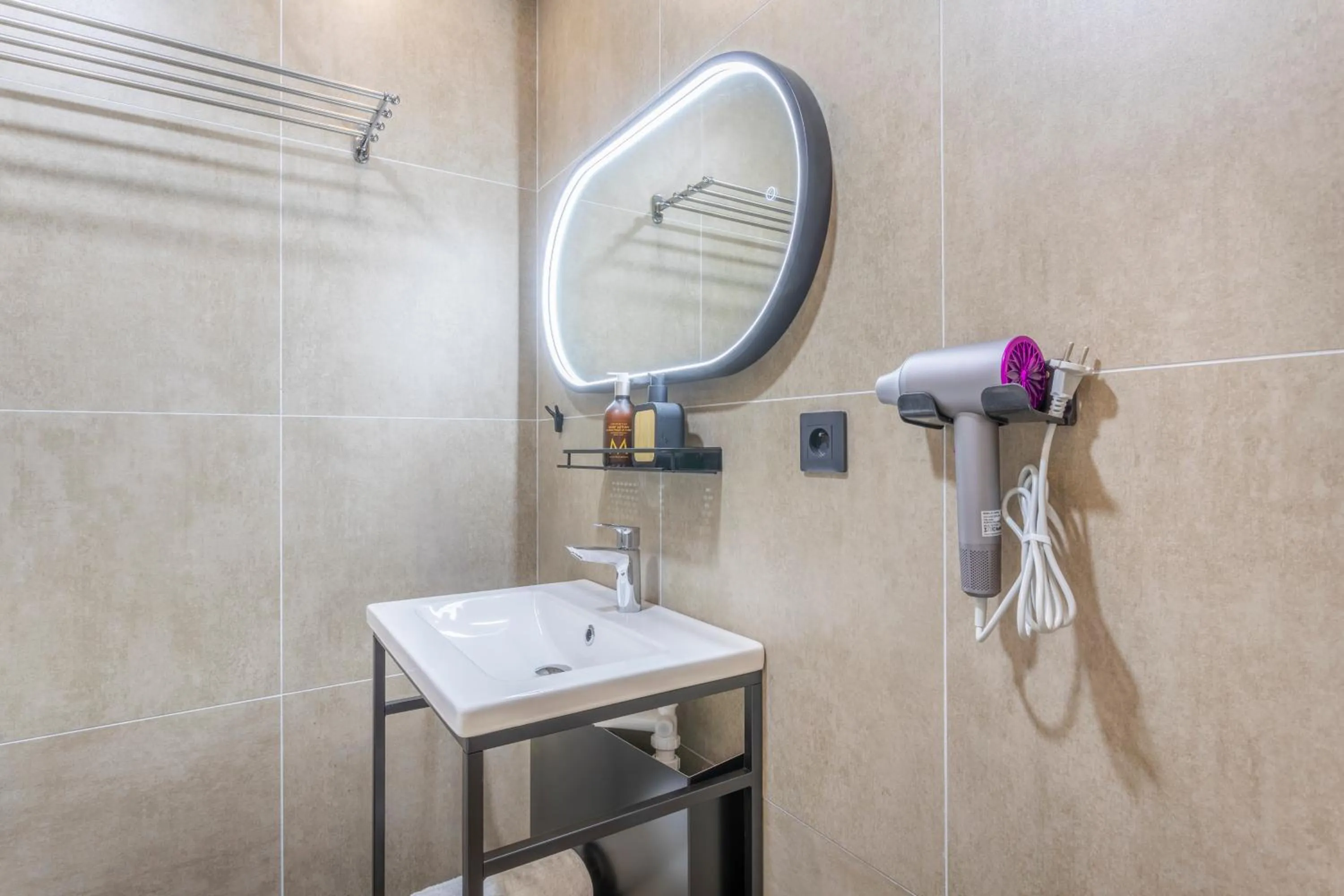 Shower in ADIRA Marseille Montgrand 2 étoiles