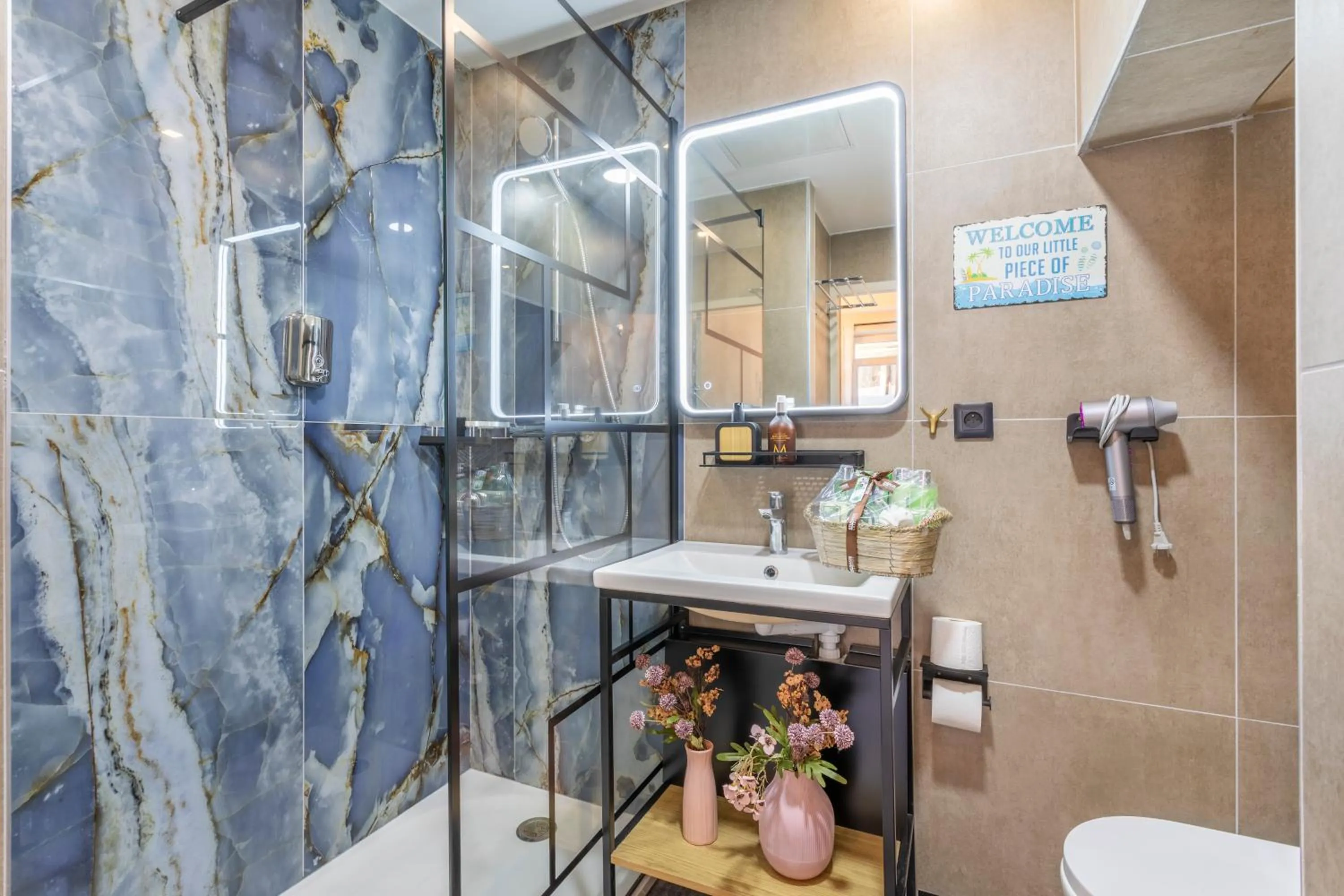 Shower in ADIRA Marseille Montgrand 2 étoiles