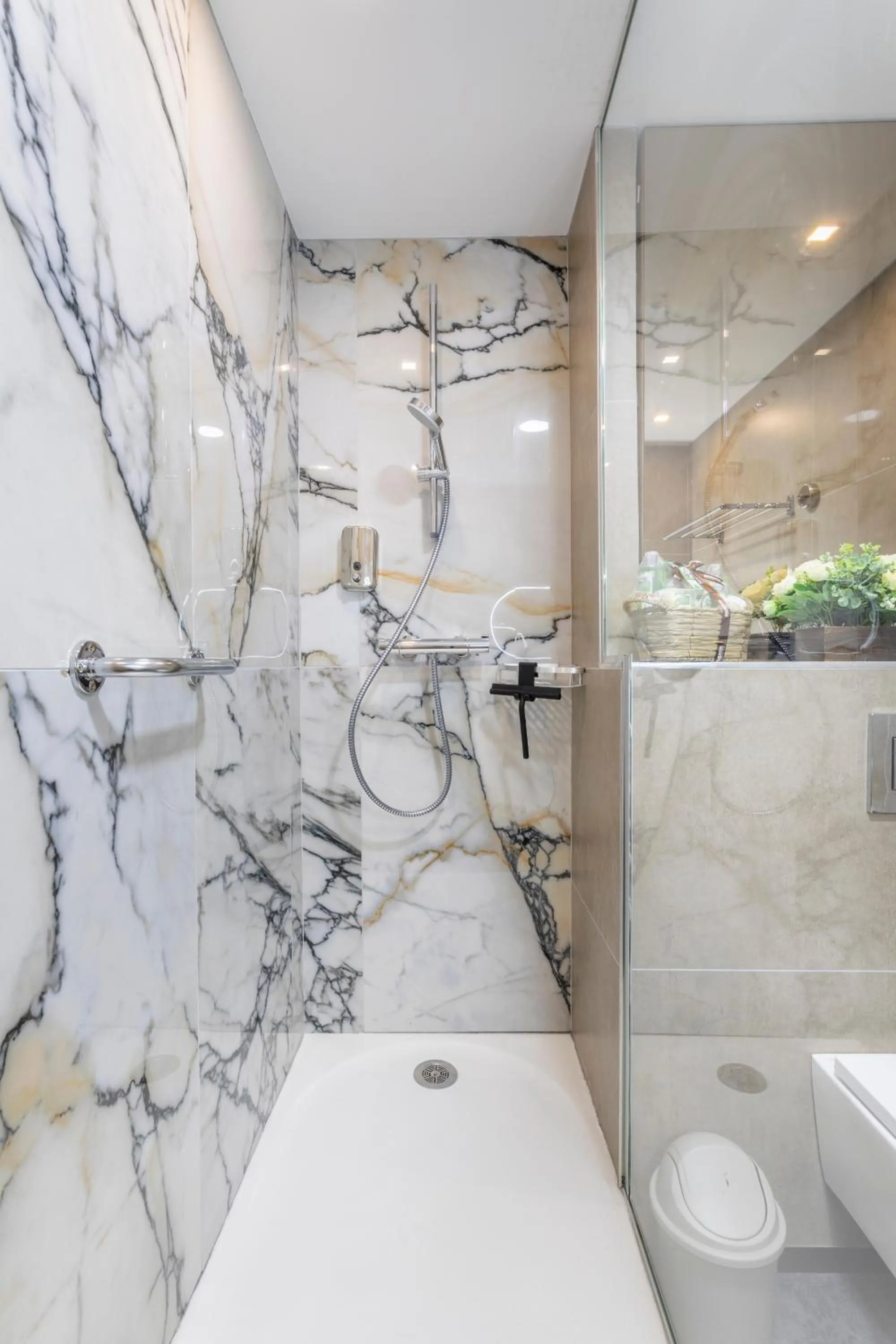 Shower in ADIRA Marseille Montgrand 2 étoiles