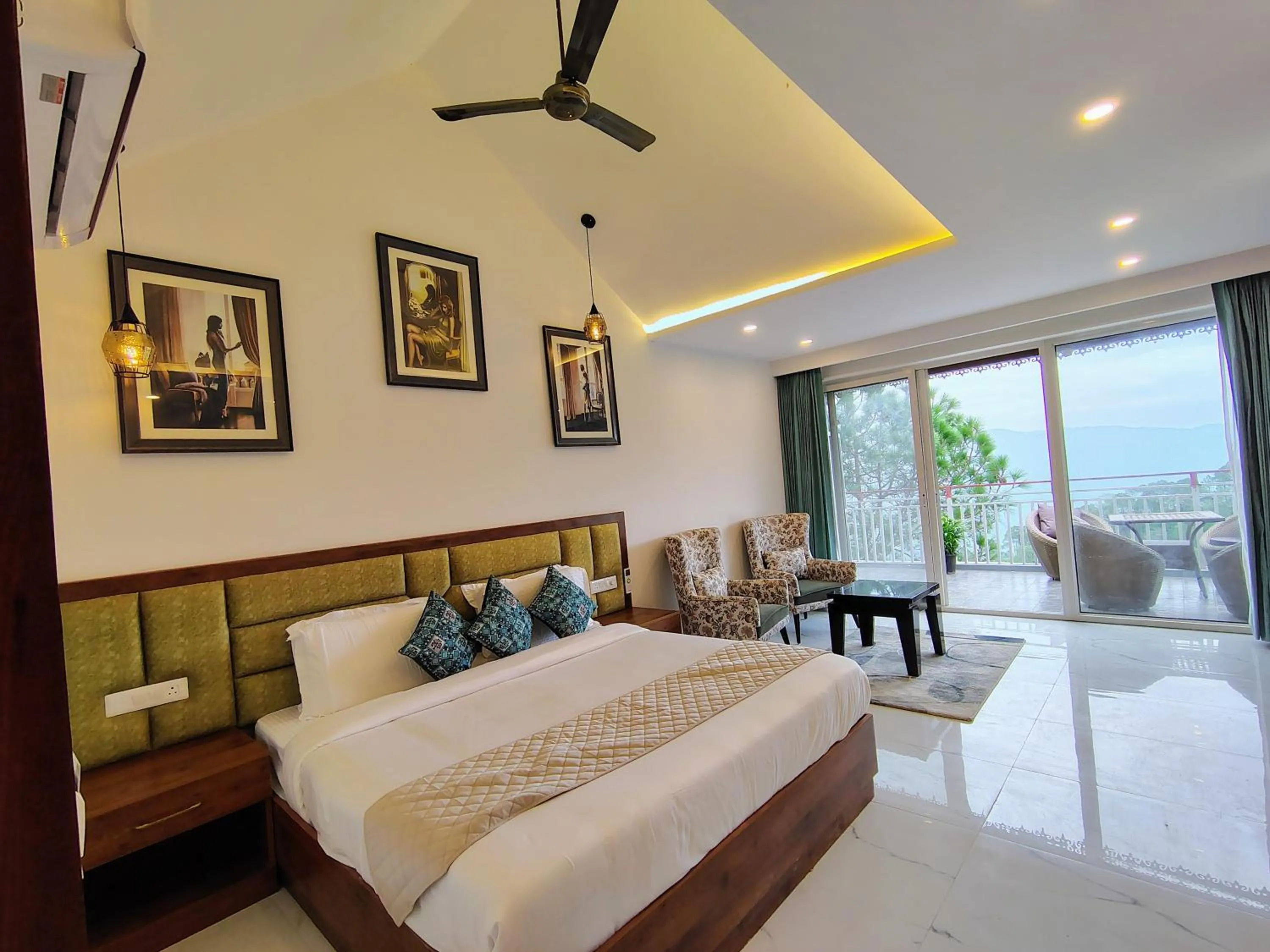 Photo of the whole room, Bed in Pihu's Nest Kasauli