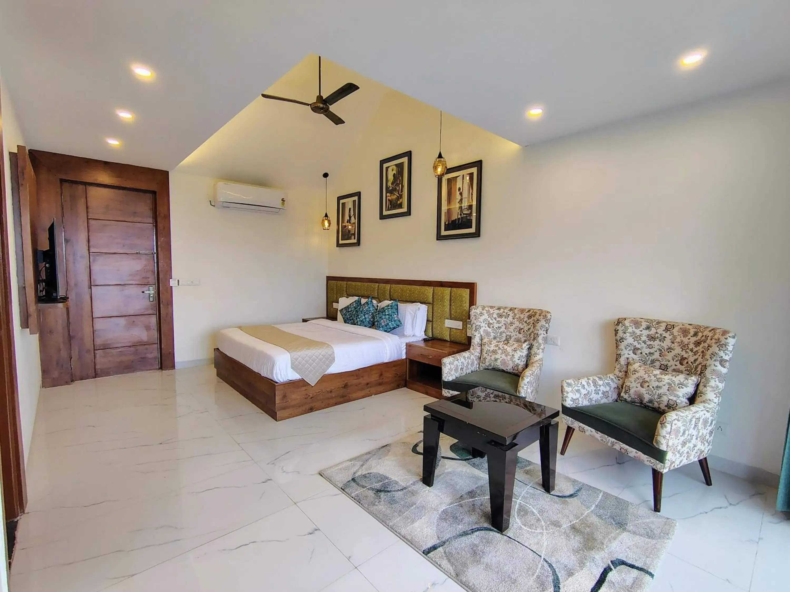 Photo of the whole room, Bed in Pihu's Nest Kasauli Photo of the whole room, Bed in Pihu's Nest Kasauli