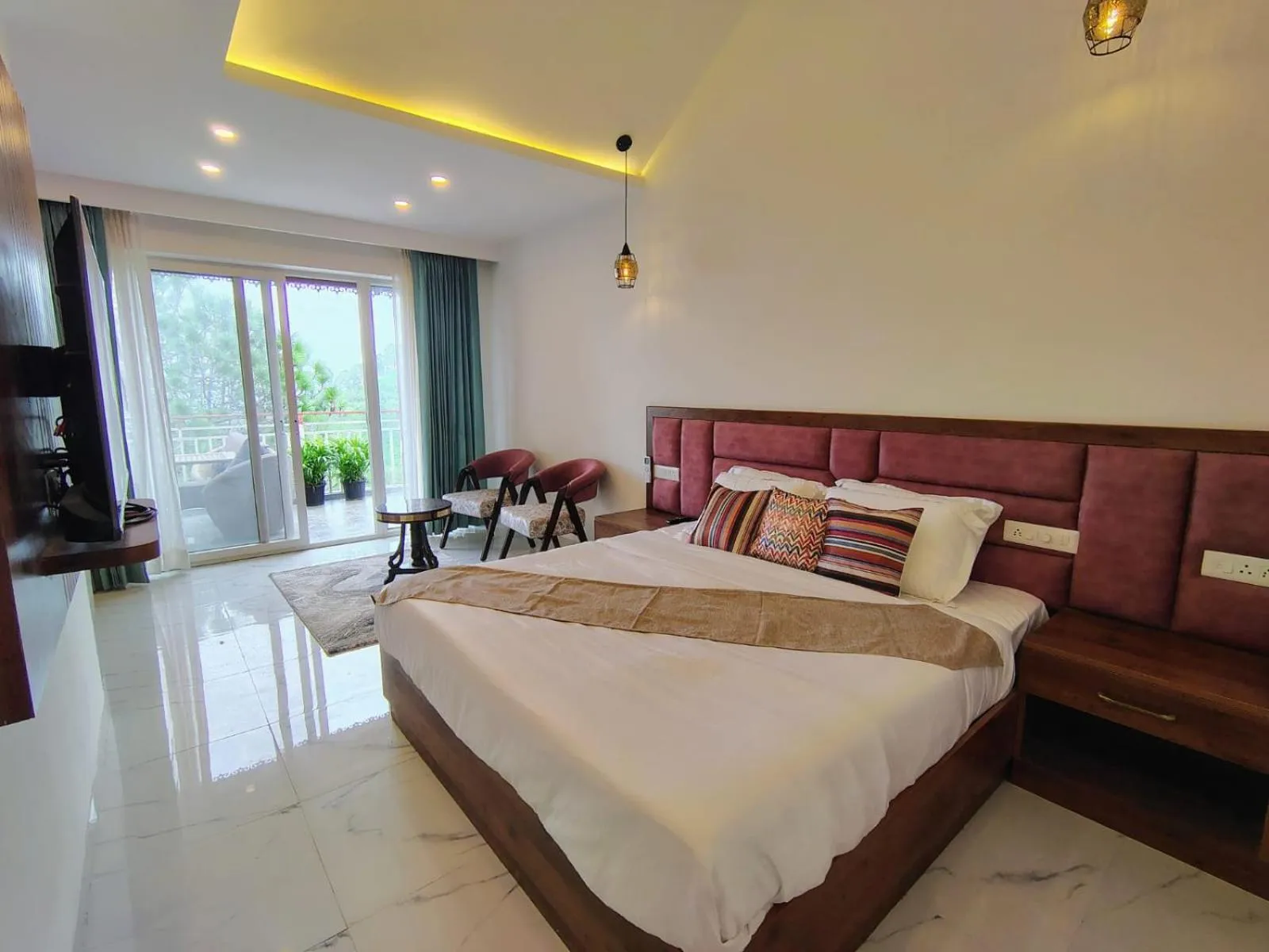 Photo of the whole room, Bed in Pihu's Nest Kasauli