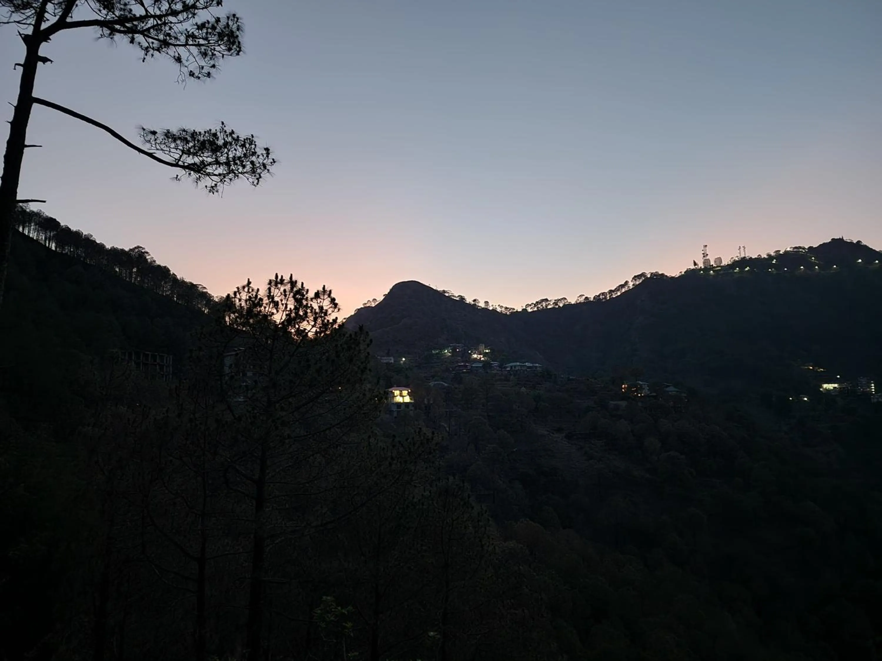 Mountain view in Pihu's Nest Kasauli