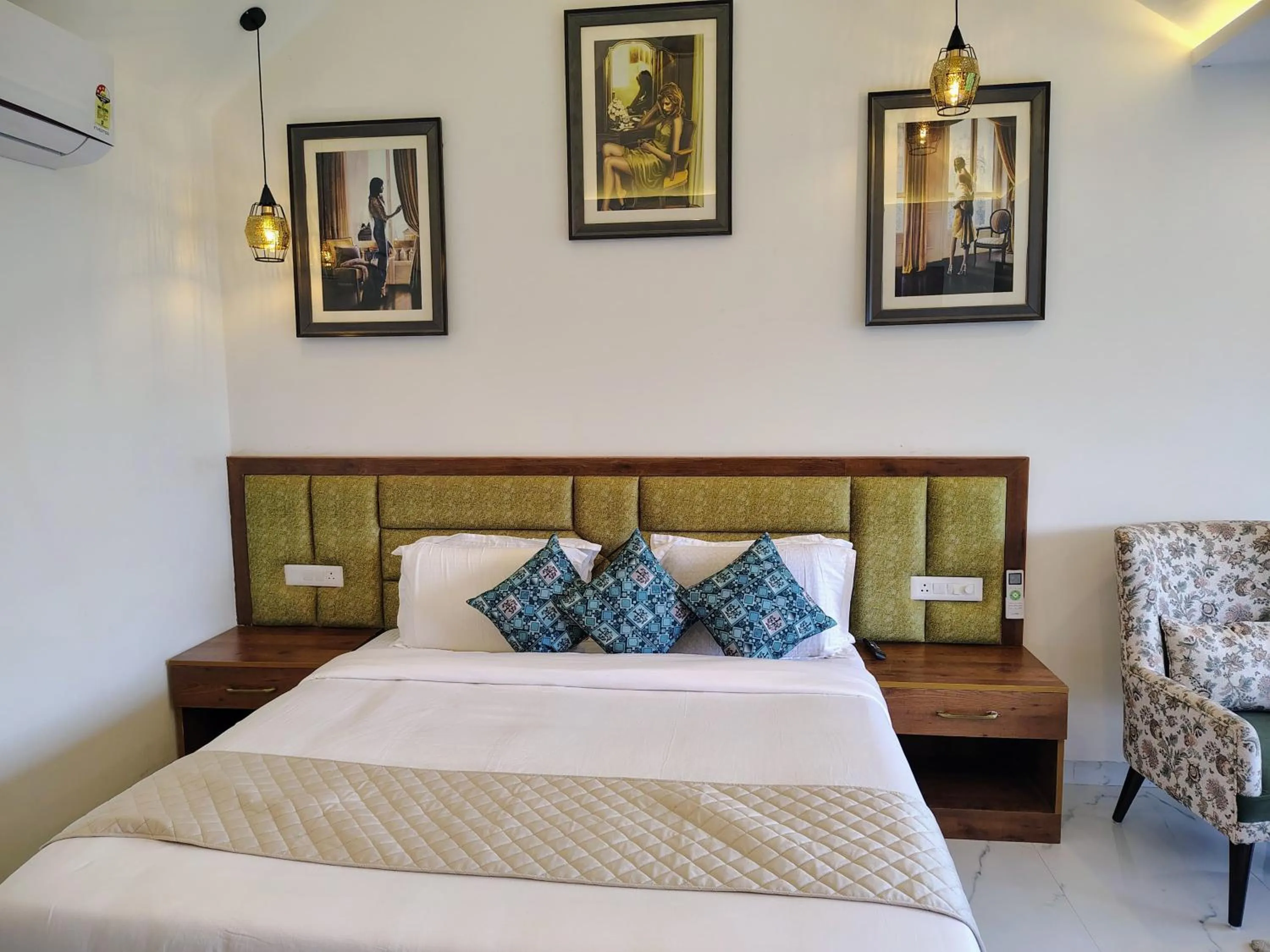 Photo of the whole room, Bed in Pihu's Nest Kasauli