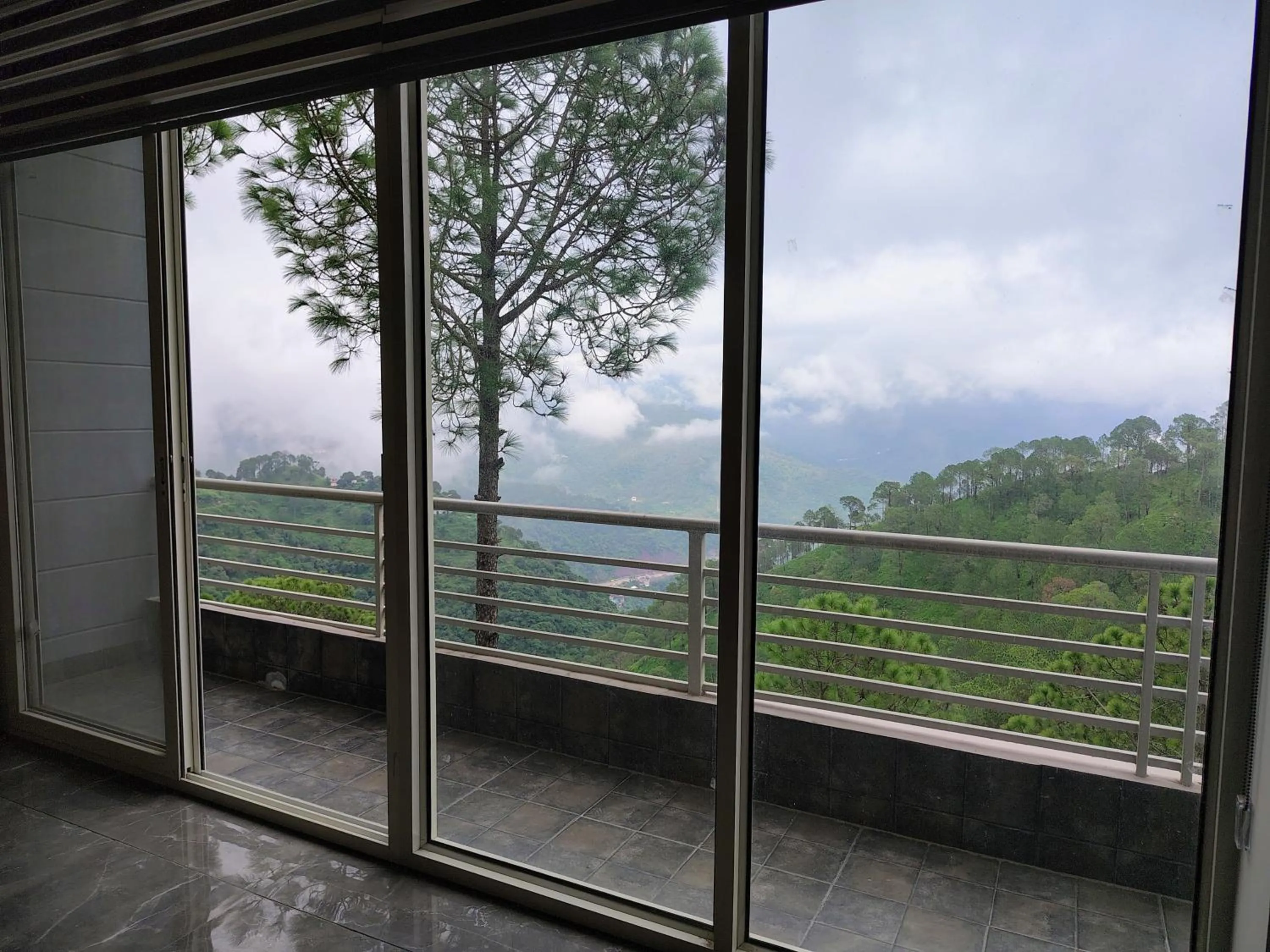 Mountain view in Pihu's Nest Kasauli