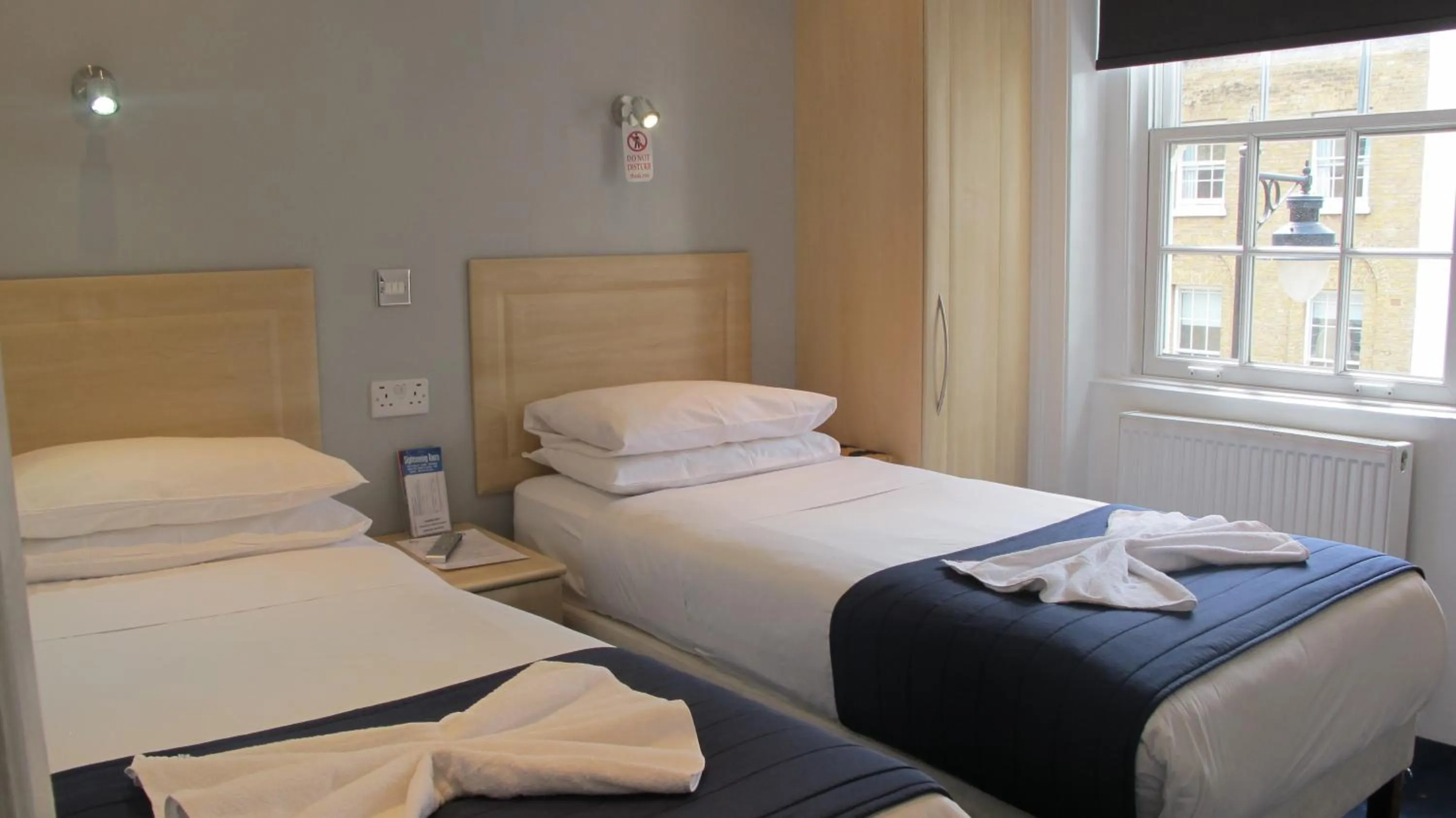 Photo of the whole room, Bed in Alhambra Hotel