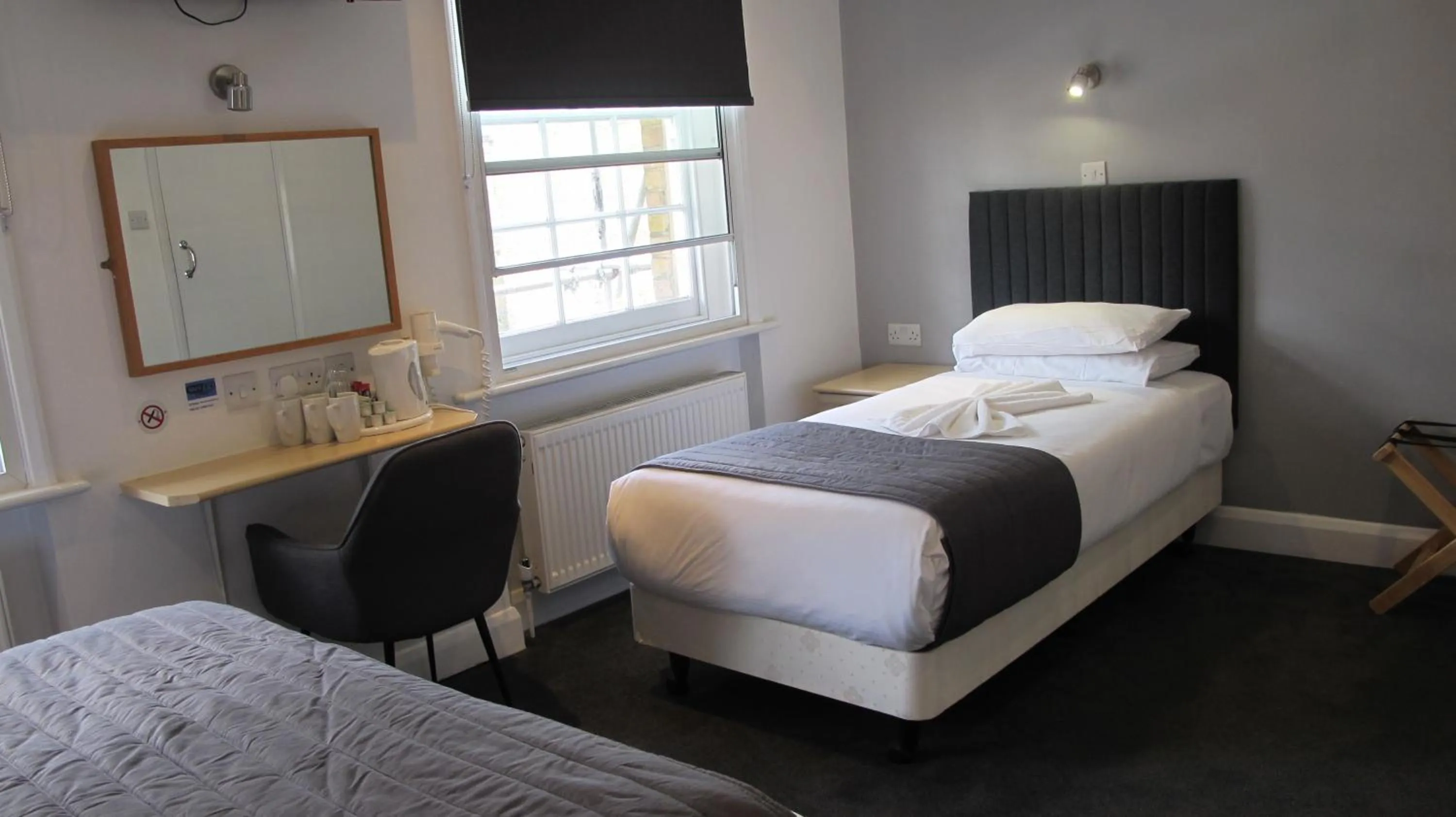 Bedroom, Bed in Alhambra Hotel