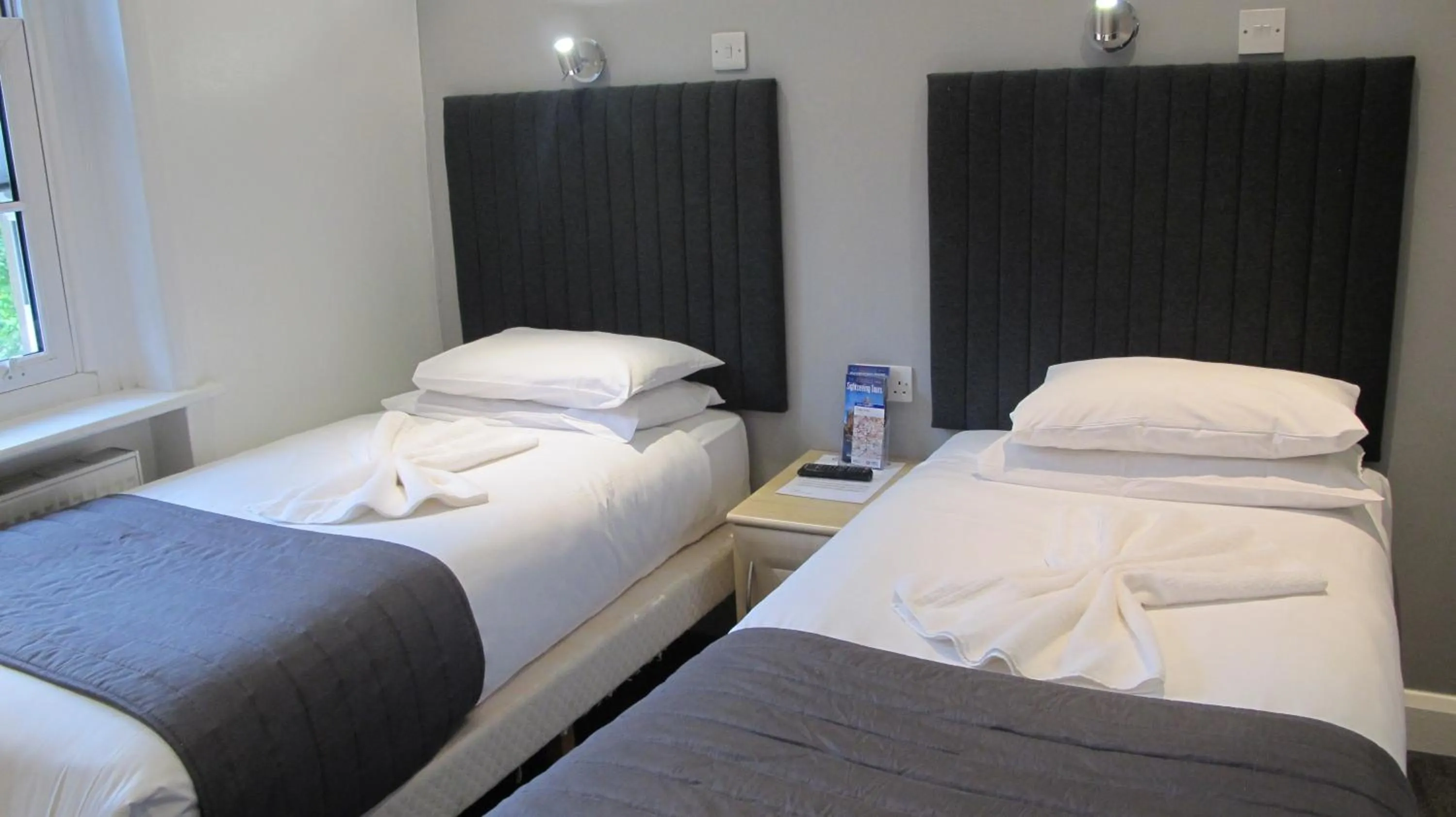 Bedroom, Bed in Alhambra Hotel