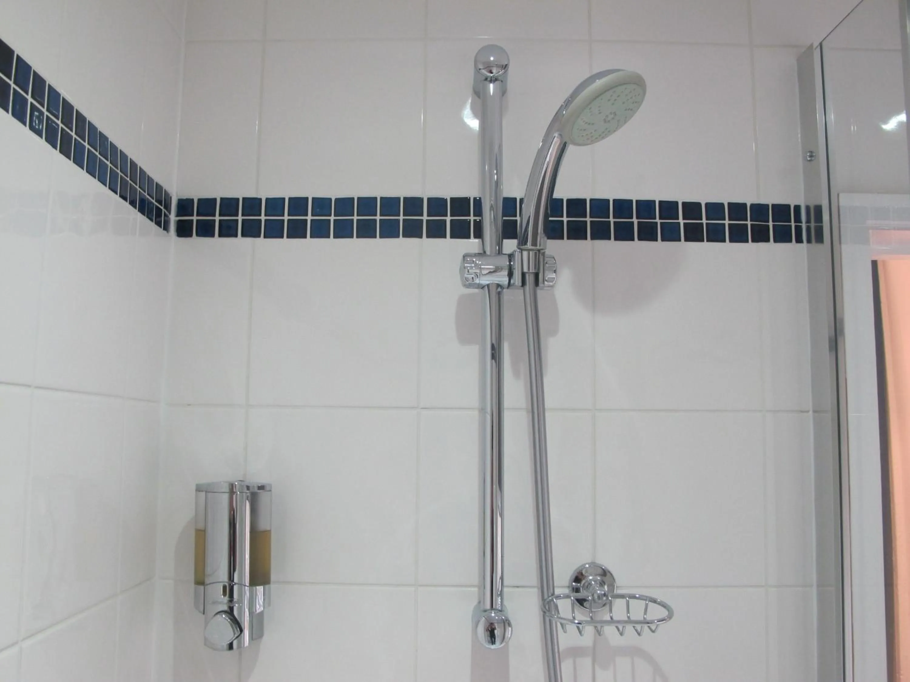 Shower in Alhambra Hotel