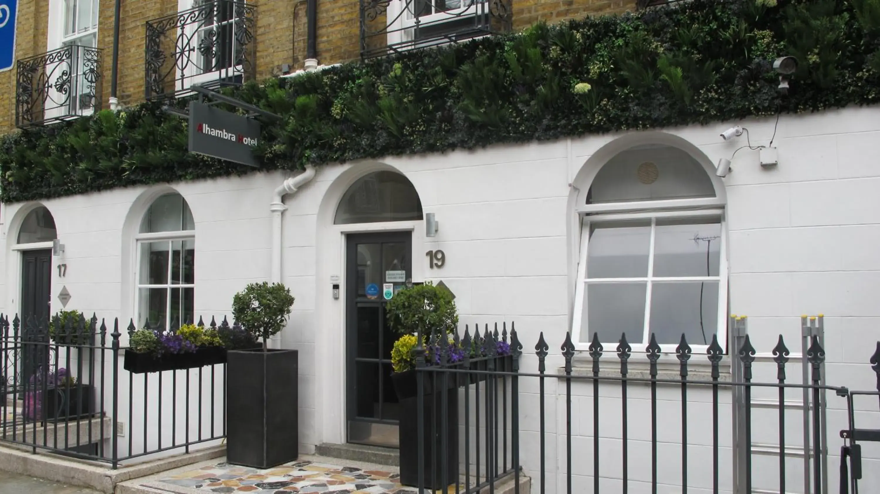 Single Room with Shared Bathroom in Alhambra Hotel Single Room with Shared Bathroom in Alhambra Hotel