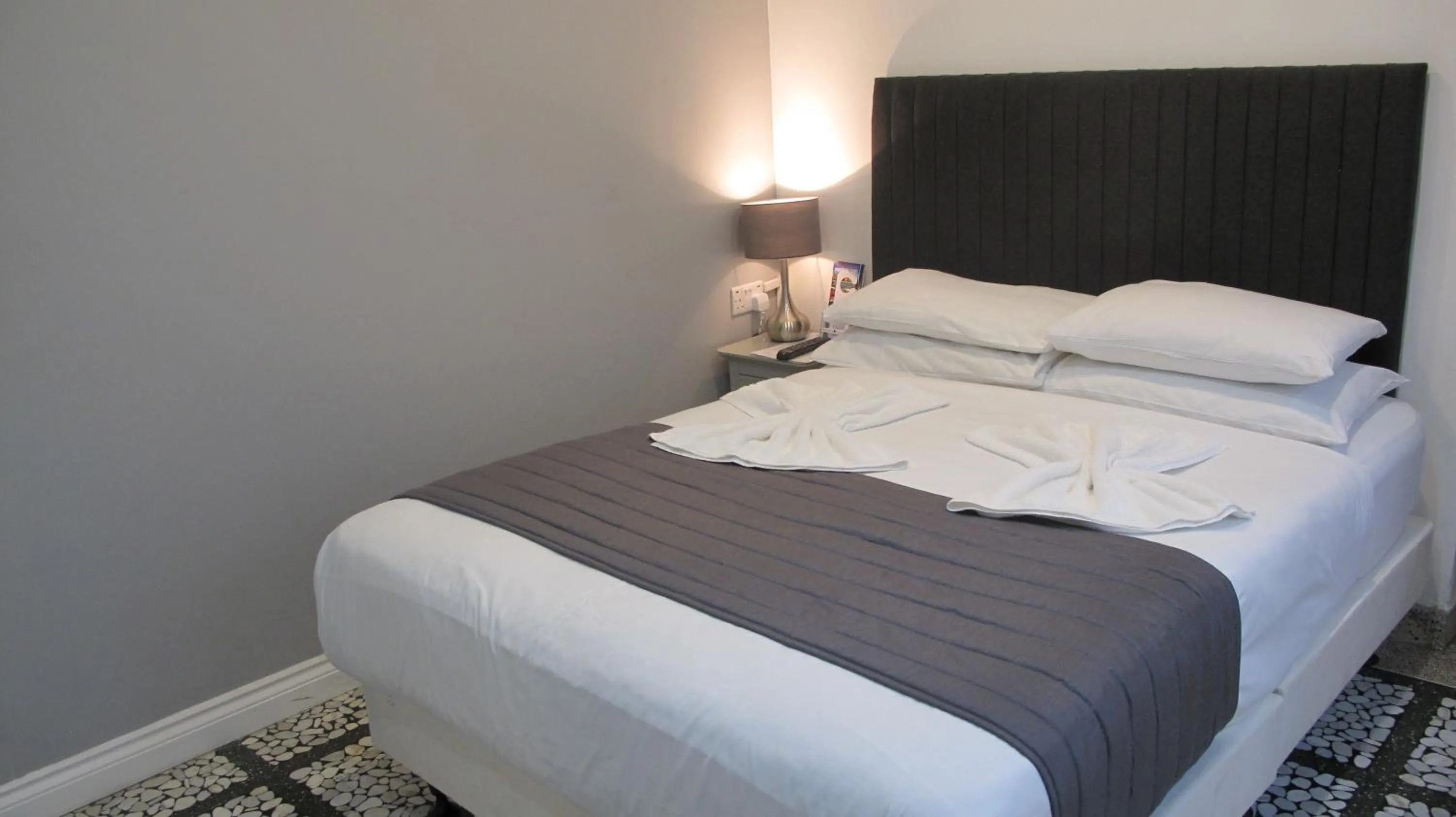 Bedroom, Bed in Alhambra Hotel