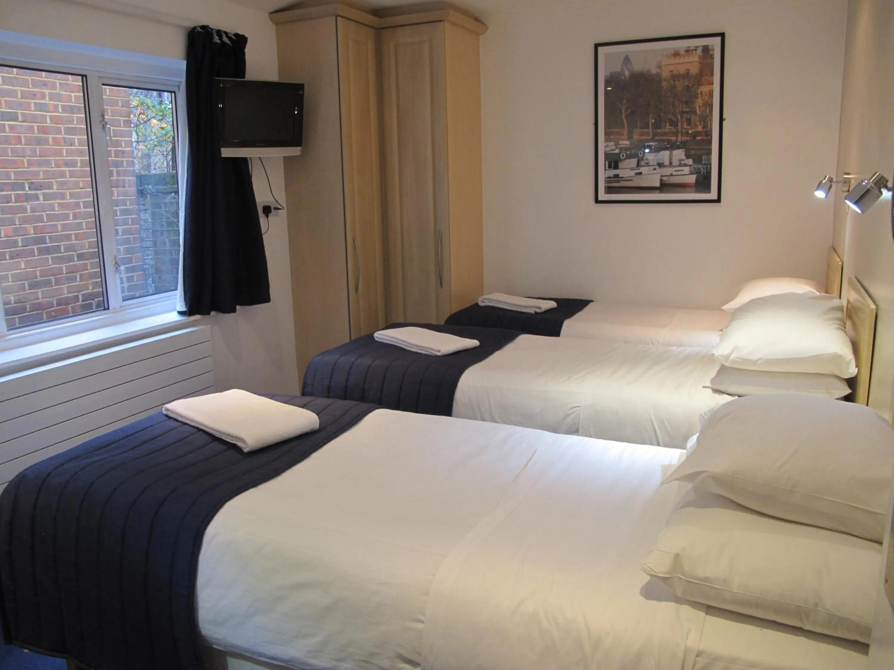 Bedroom, Bed in Alhambra Hotel