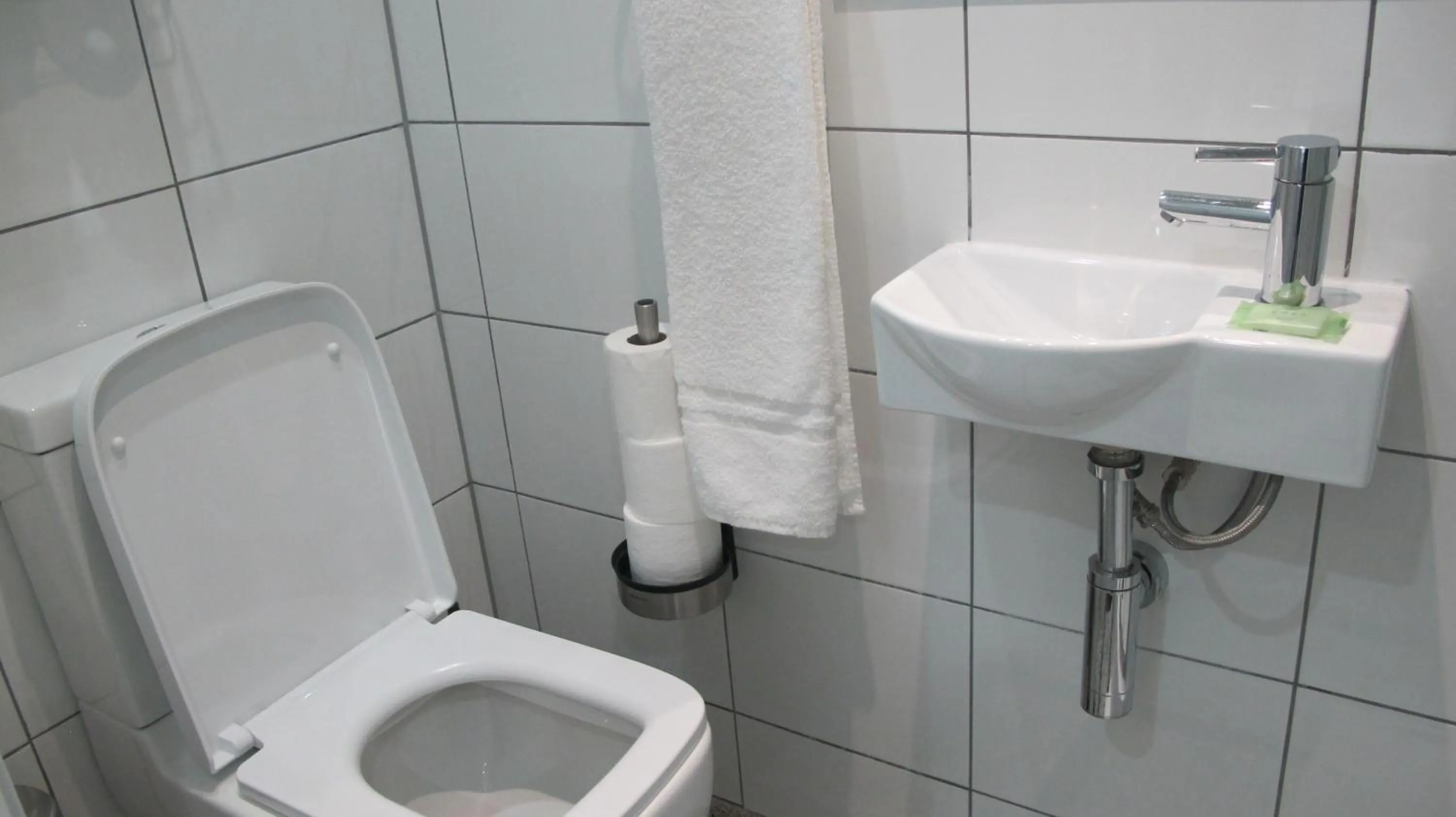 Toilet in Alhambra Hotel