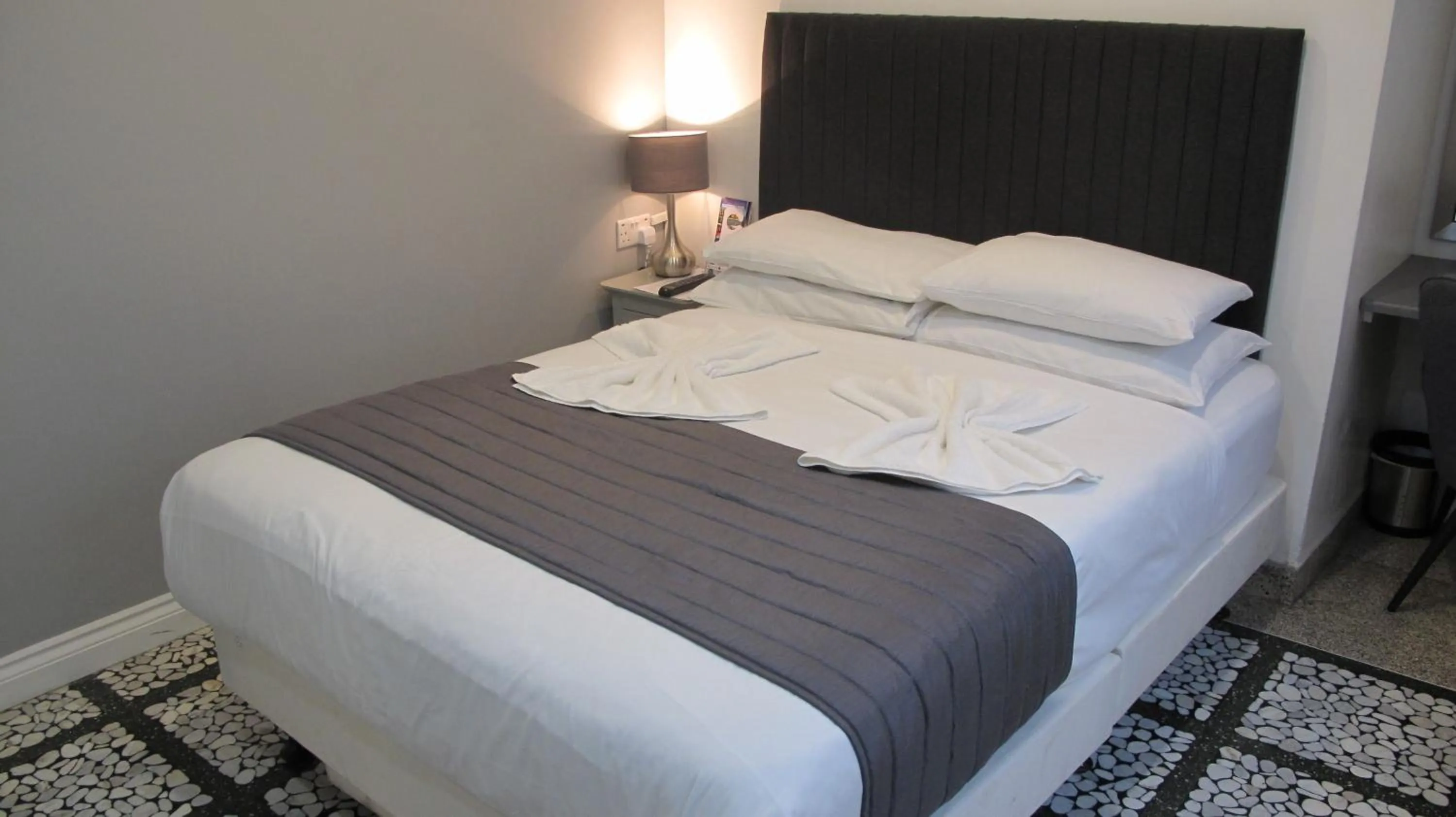 Bedroom, Bed in Alhambra Hotel