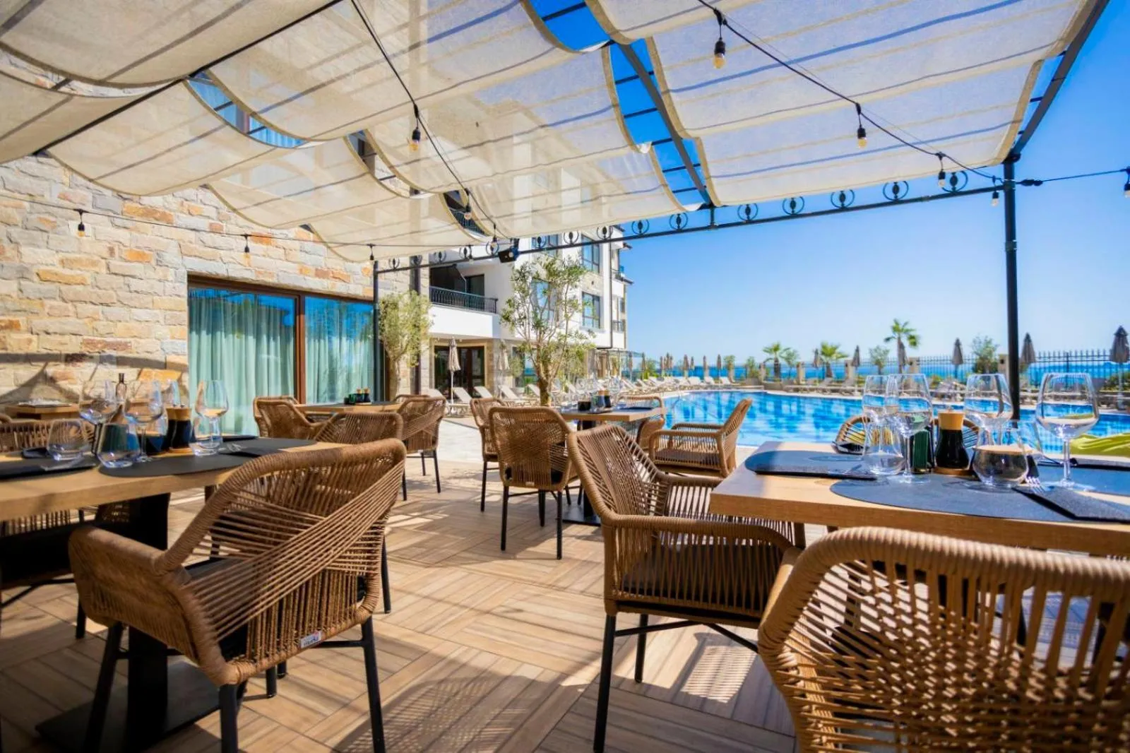 Restaurant/places to eat in Natura All Seasons Boutique Hotel