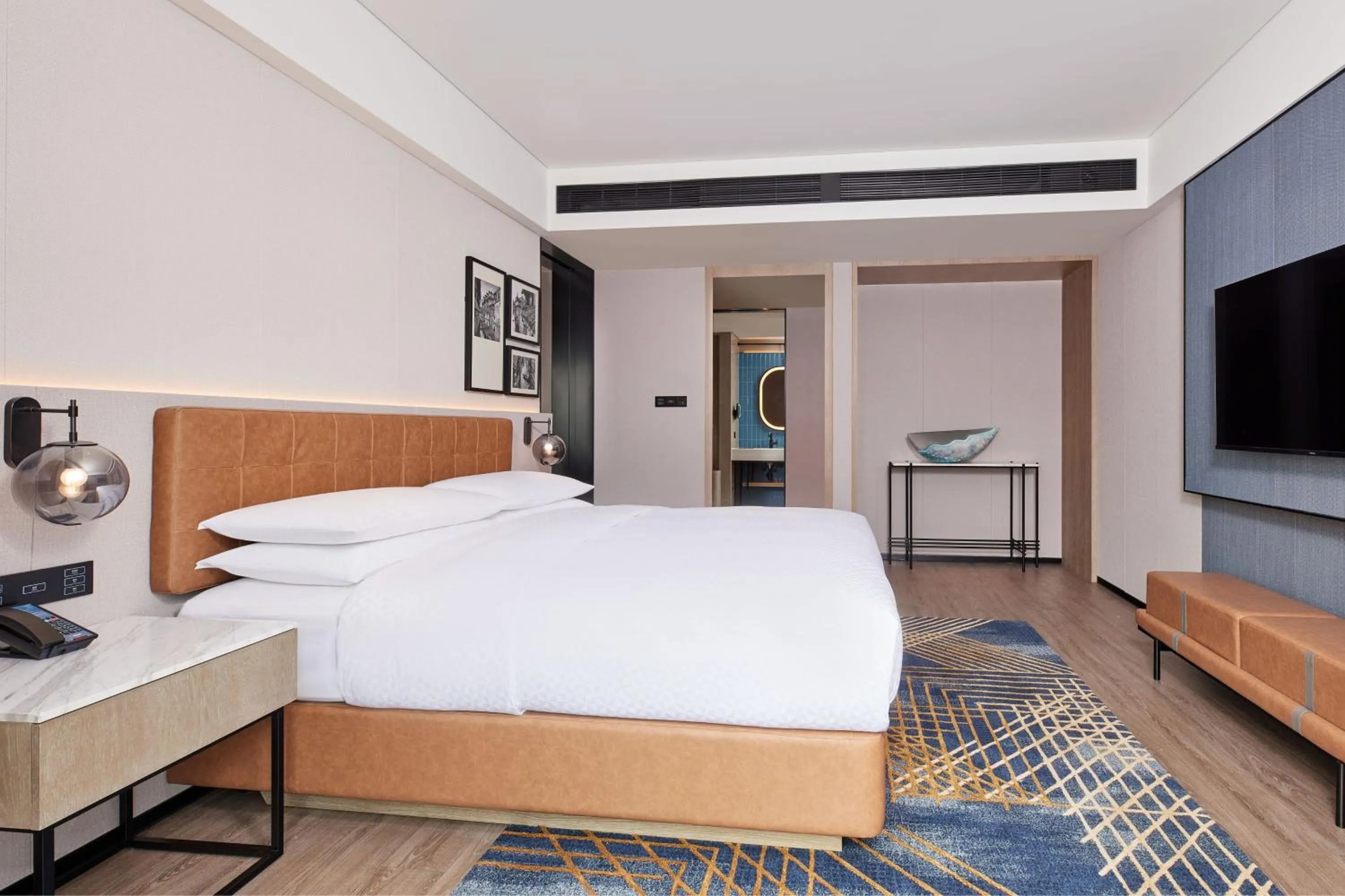 Photo of the whole room, Bed in Four Points by Sheraton Shanghai Fengjing