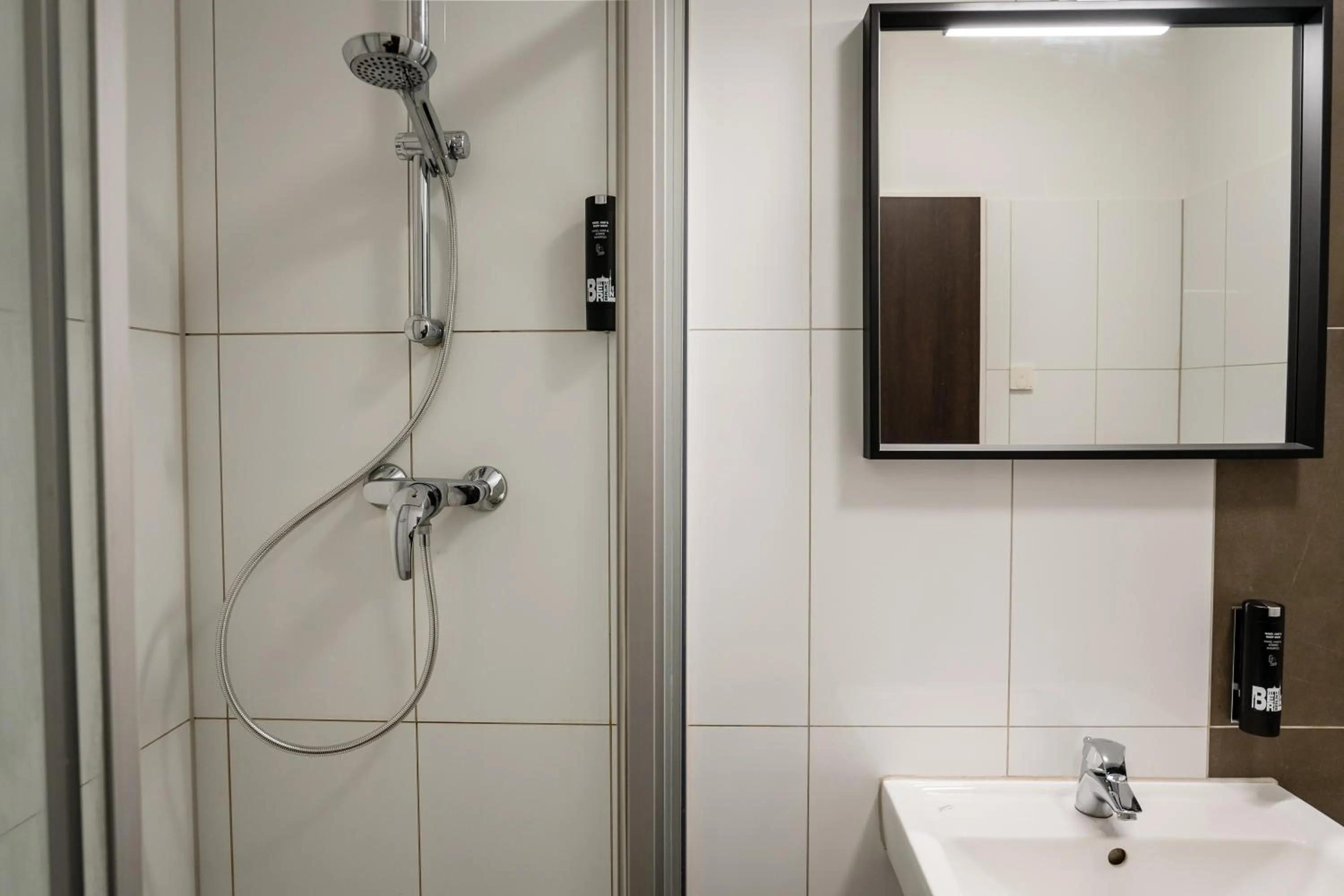 Shower in Apartmenthaus Berlin Neukölln