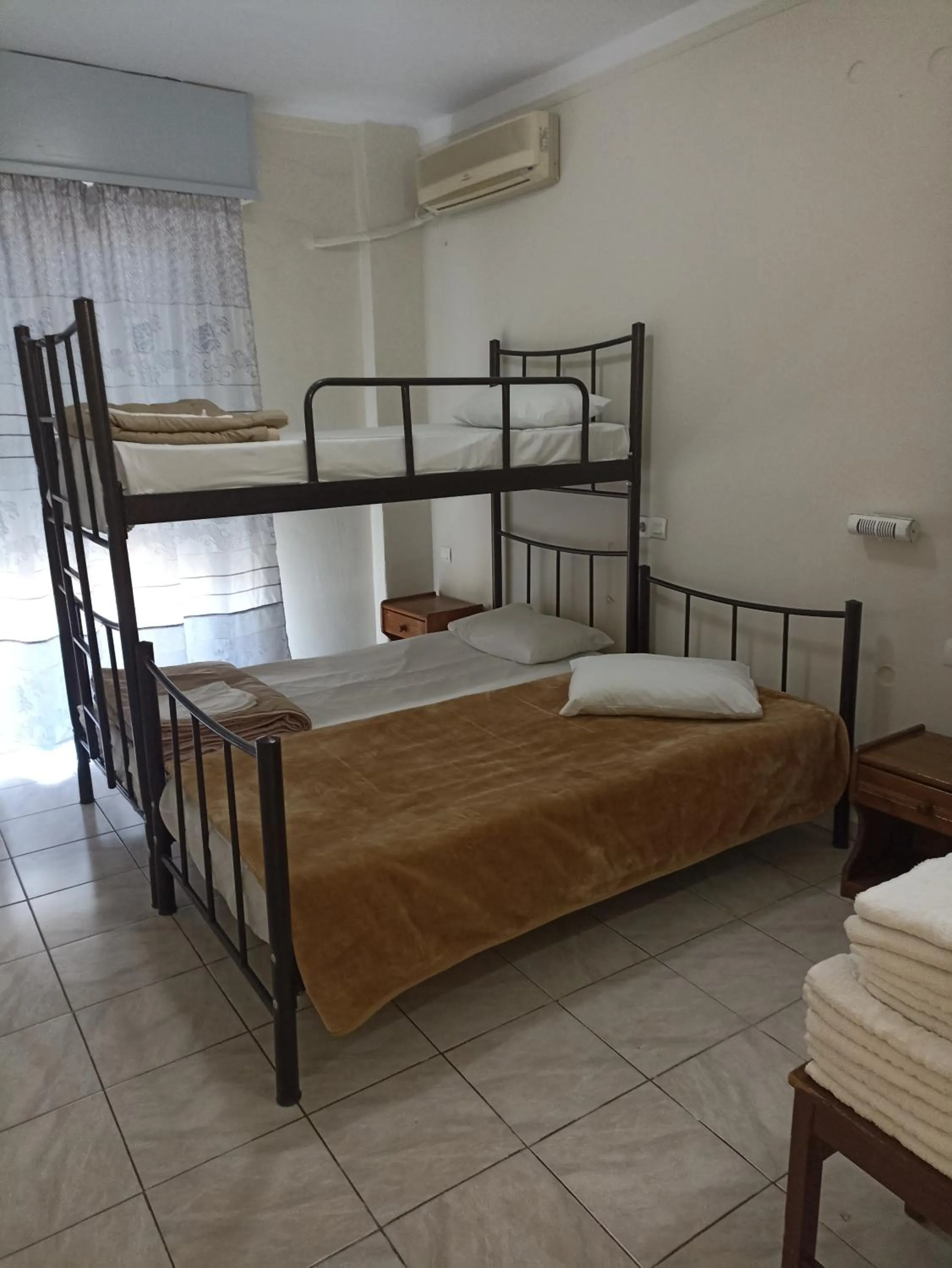 bunk bed, Bed in Elite Hotel