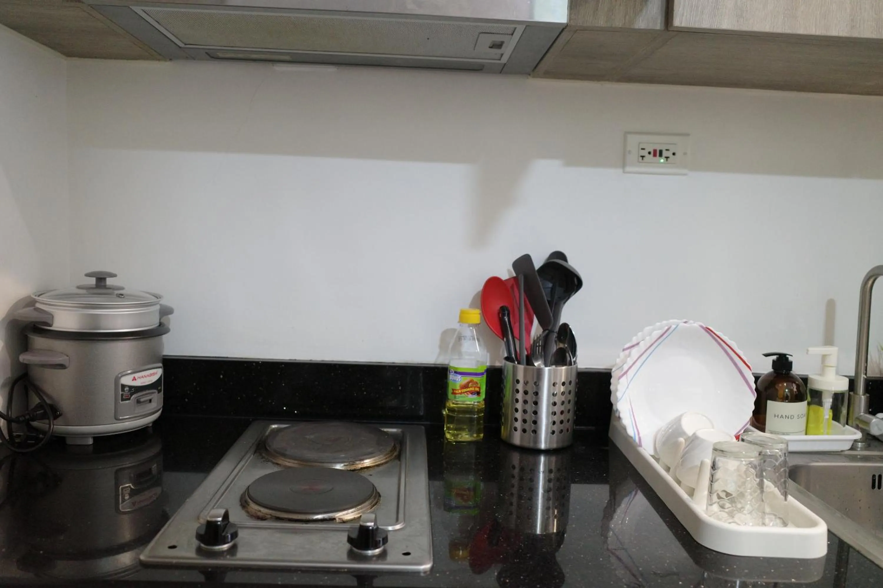 Kitchen or kitchenette in KDstays - Fame Residences