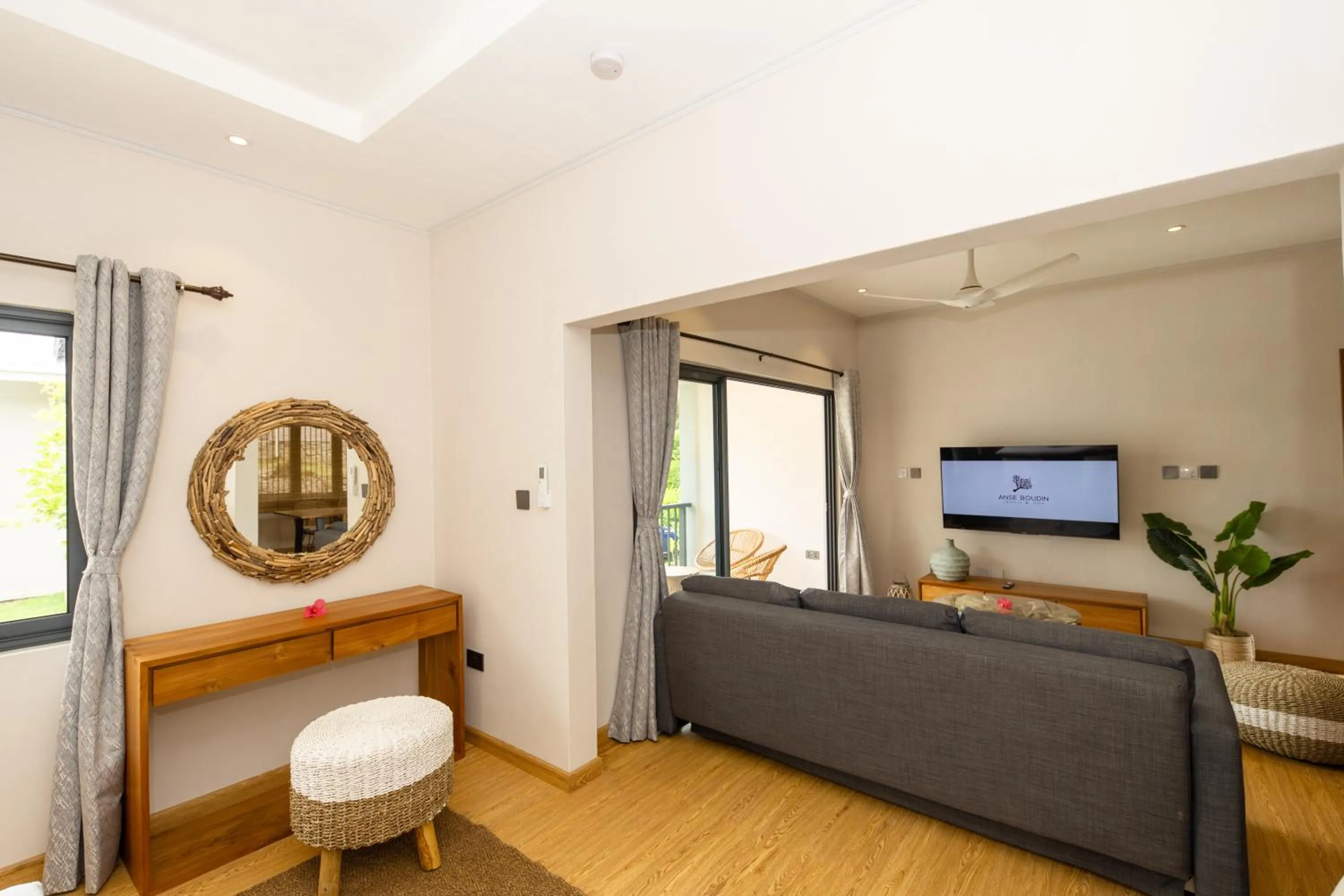 TV and multimedia, Bed in Anse Boudin Chalets